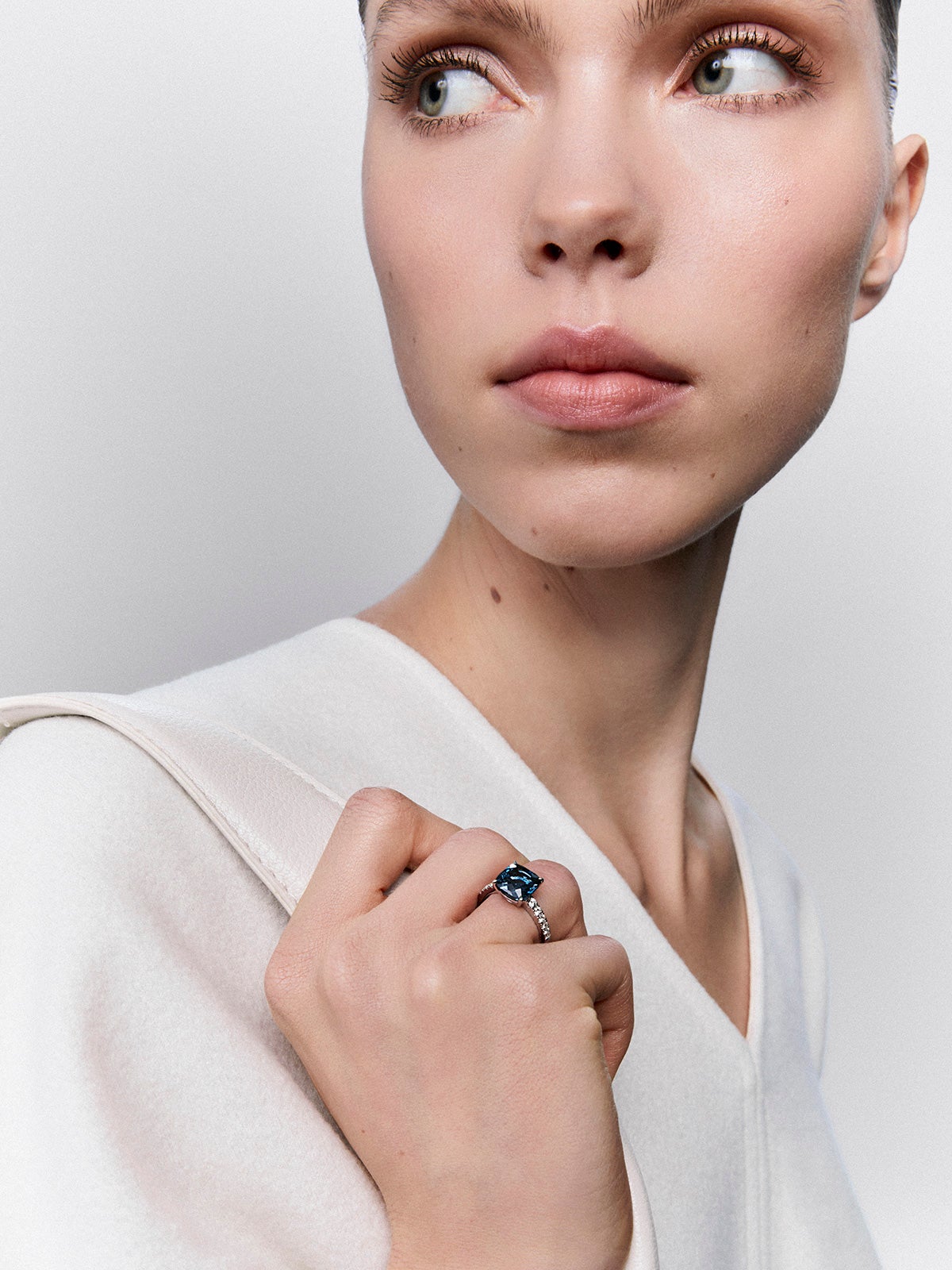 18K white gold ring with cushion-cut London blue topaz of 3.8 cts and 12 brilliant-cut diamonds with a total of 0.29 cts