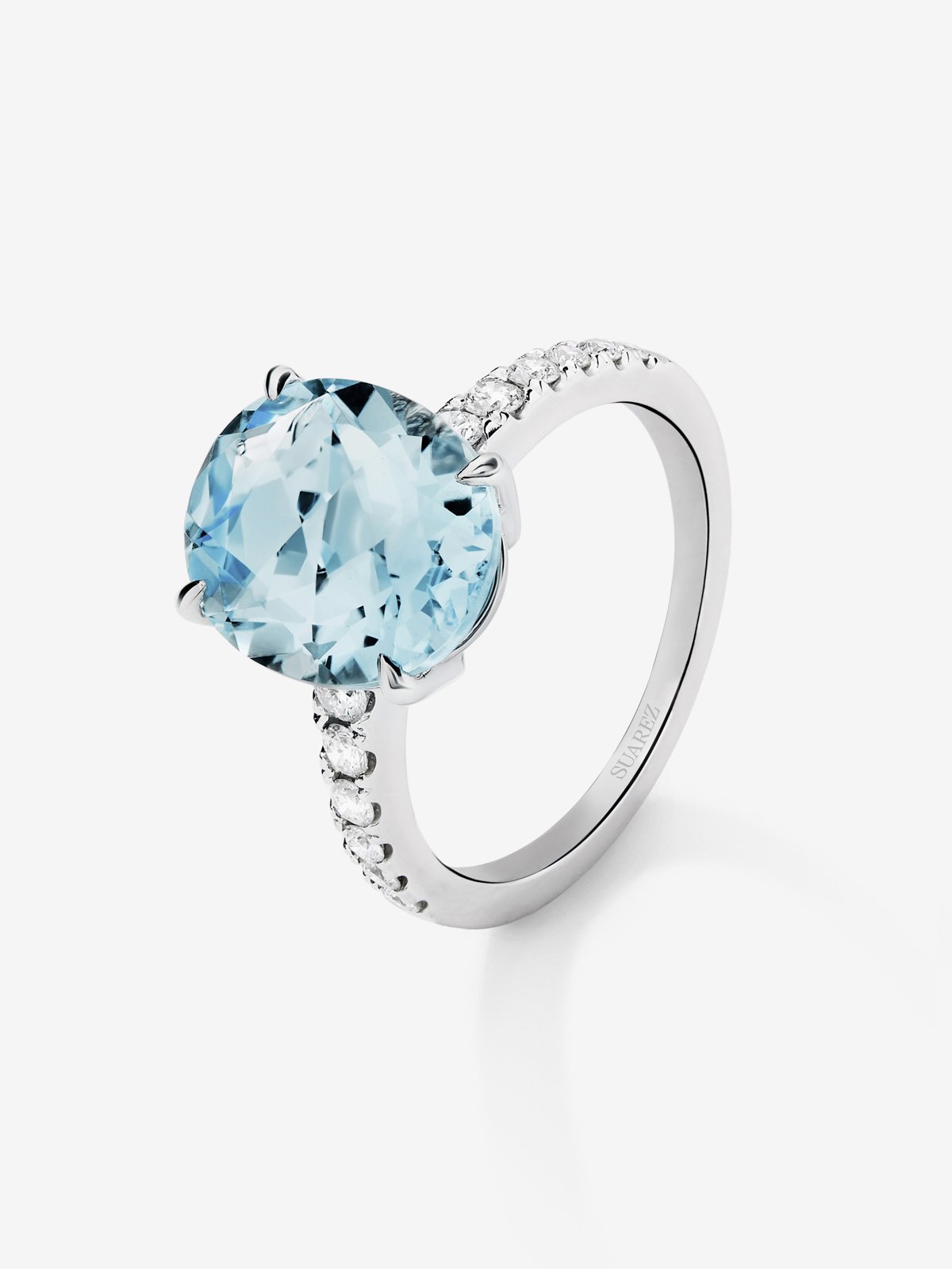 18K white gold ring with oval-cut sky blue topaz of 5.8 cts and 12 brilliant-cut diamonds with a total of 0.3 cts