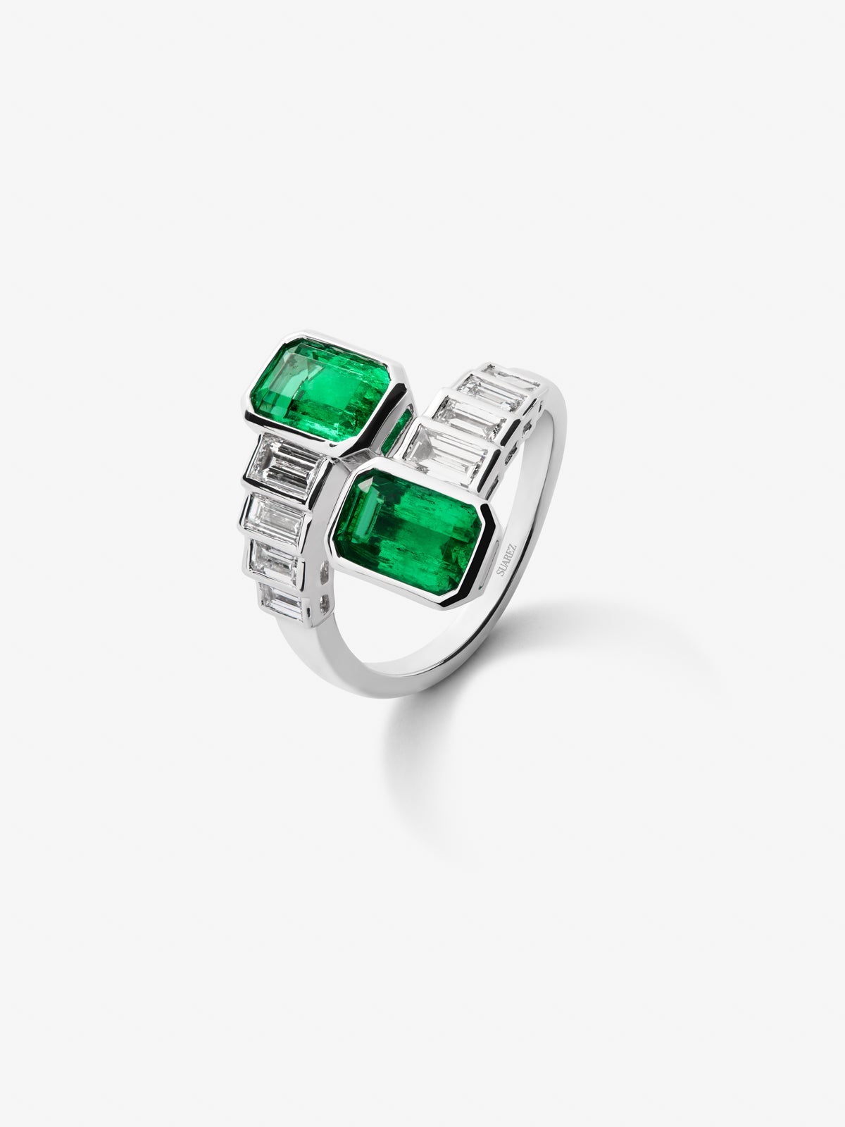 Anillo tú y yo de oro blanco de 18K con 2 esmeraldas verdes en talla octogonal con un total de 2,71 cts y 8 diamantes en talla baguette con un total de 1,08 cts