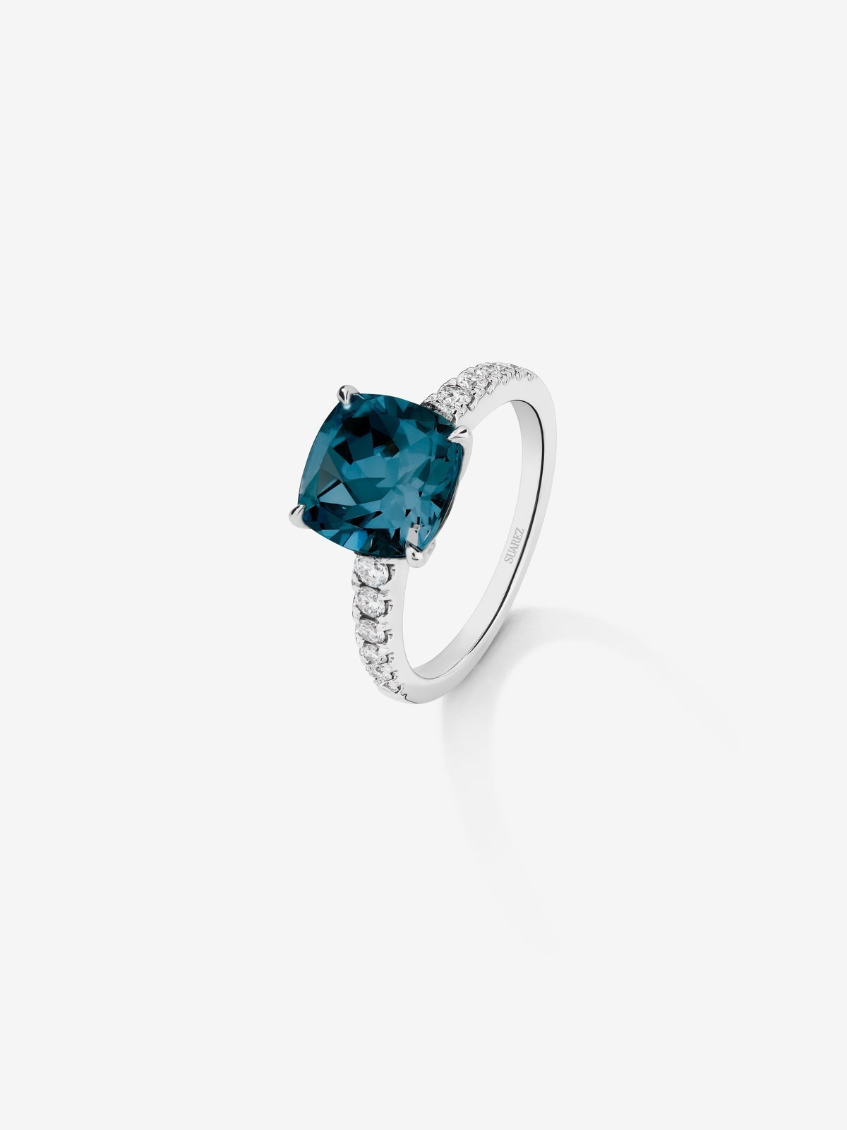 18K white gold ring with cushion-cut London blue topaz of 3.8 cts and 12 brilliant-cut diamonds with a total of 0.29 cts