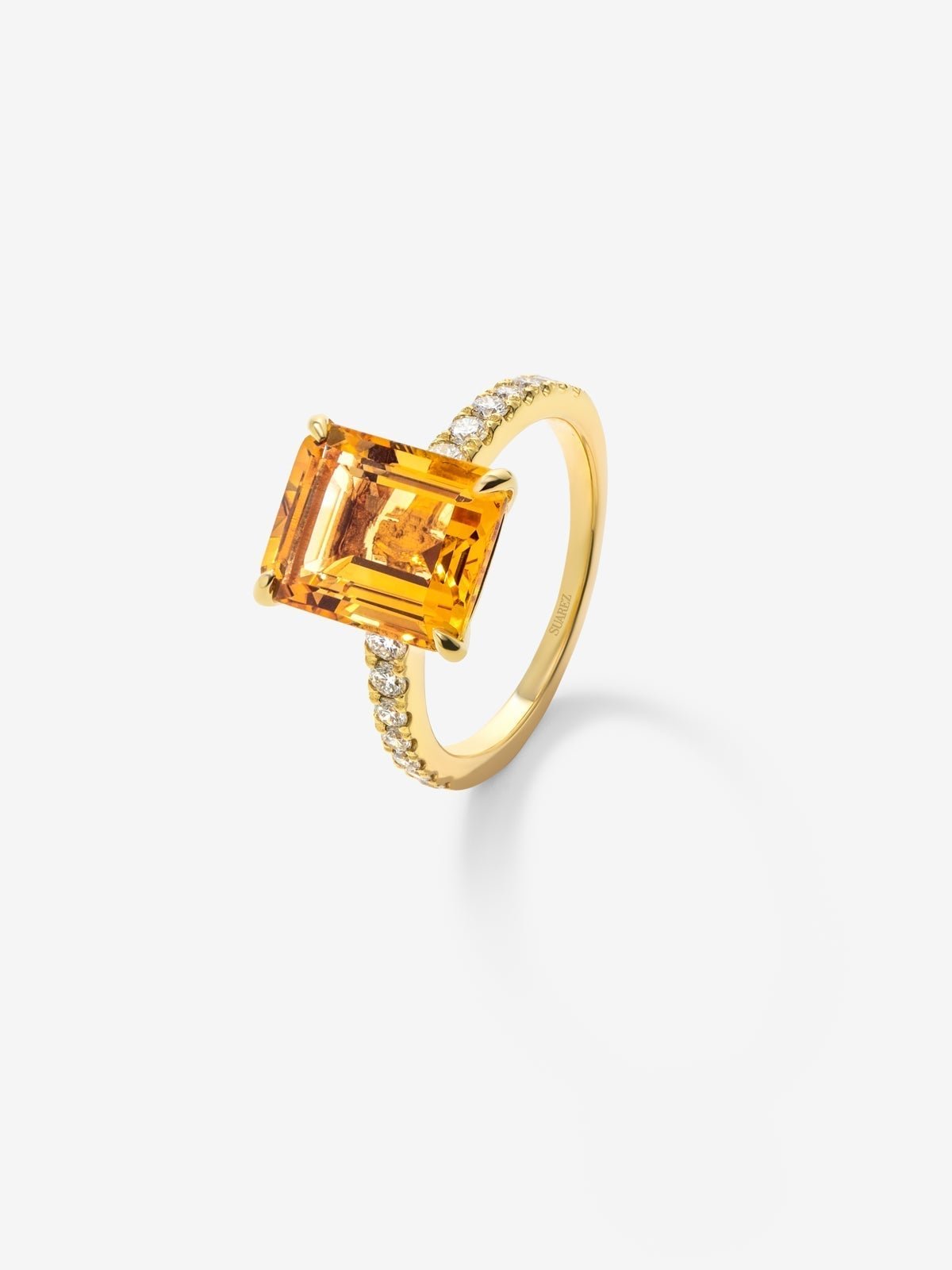 Anillo de oro amarillo de 18K con cuarzo citrino en talla radiant de 1,2 cts y 18 diamantes en talla brillante con un total de 0,18 cts