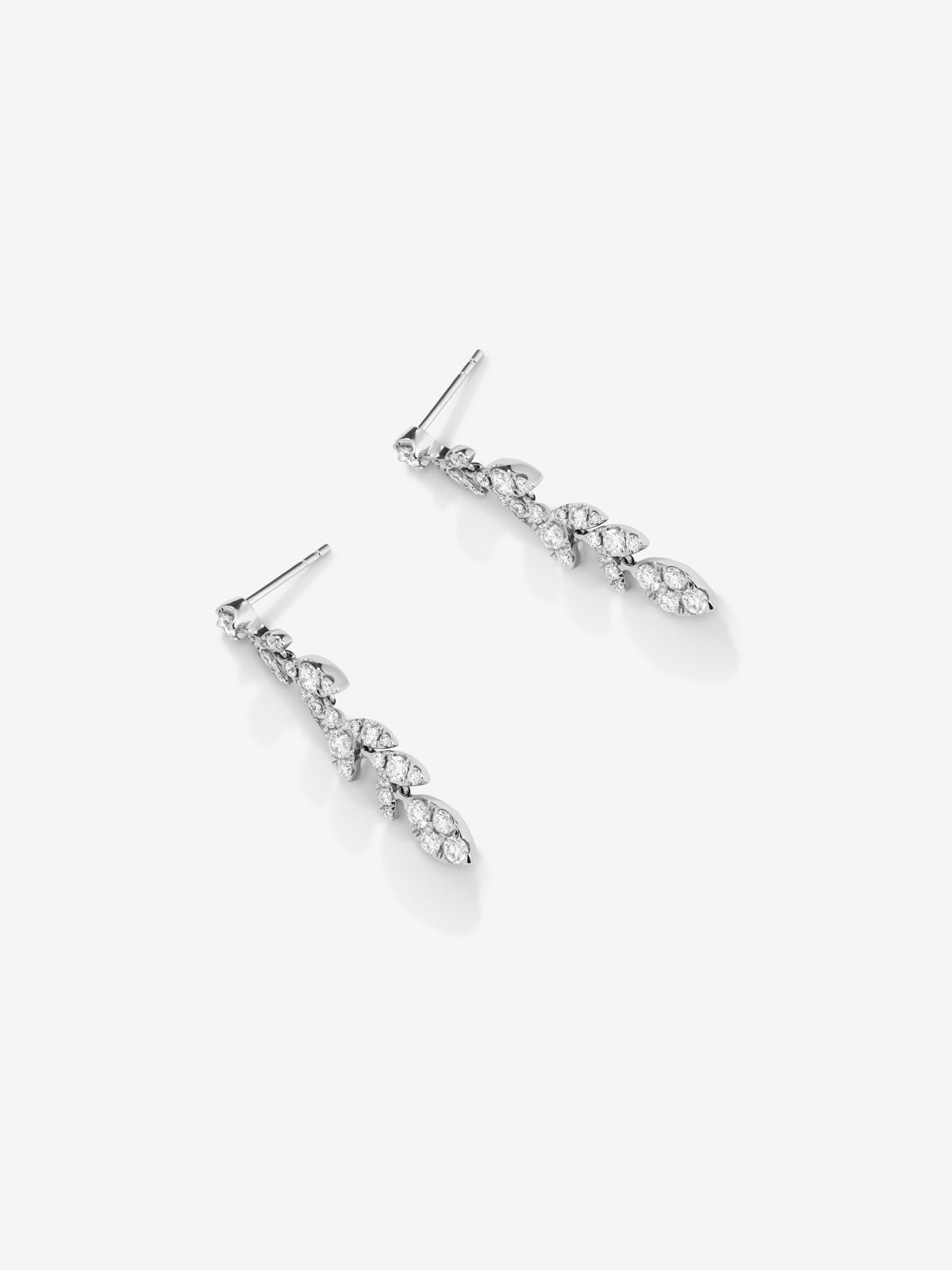 Pendientes de oro blanco de 18K con 58 diamantes en talla brillante con un total de 1,48 cts