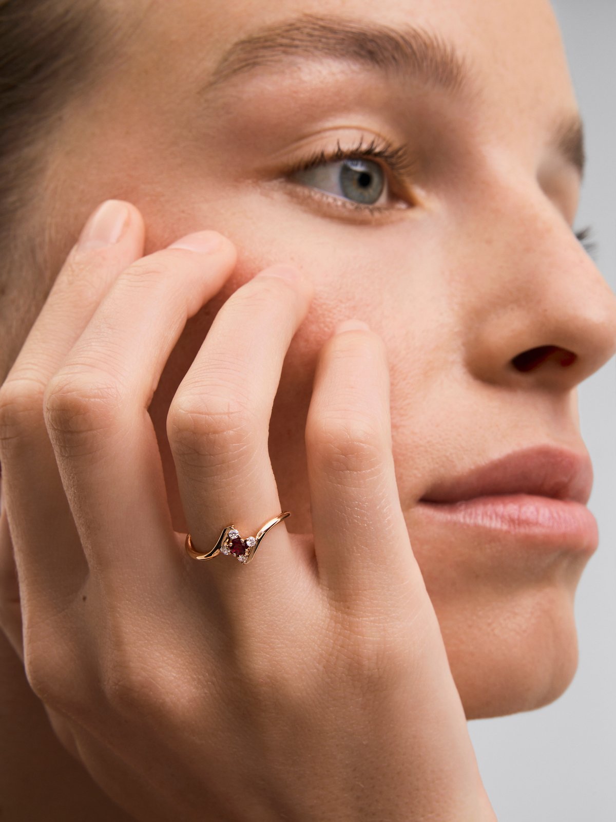 18K rose gold ring with brilliant cut ruby ​​of 0.14 and 4 brilliant cut diamonds with a total of 0.08 cts