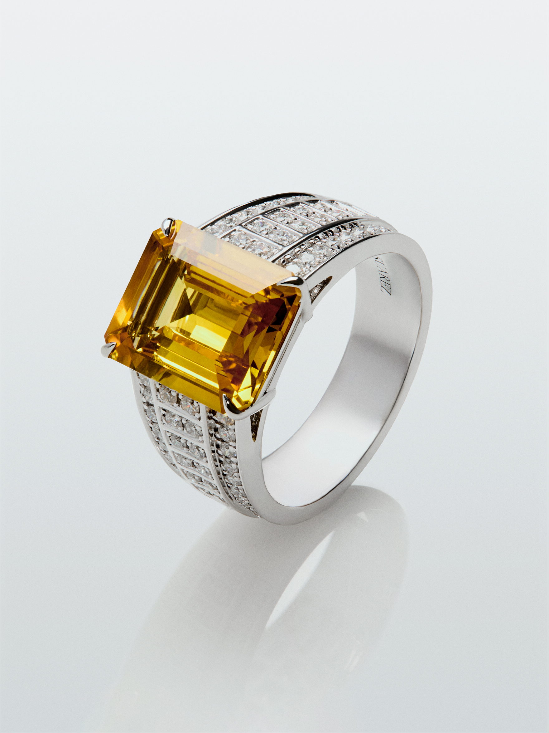 Anillo de oro blanco de 18K con zafiro amarillo en talla octogonal de 5,548 cts y 70 diamantes en talla brillante con un total de 0,45 cts