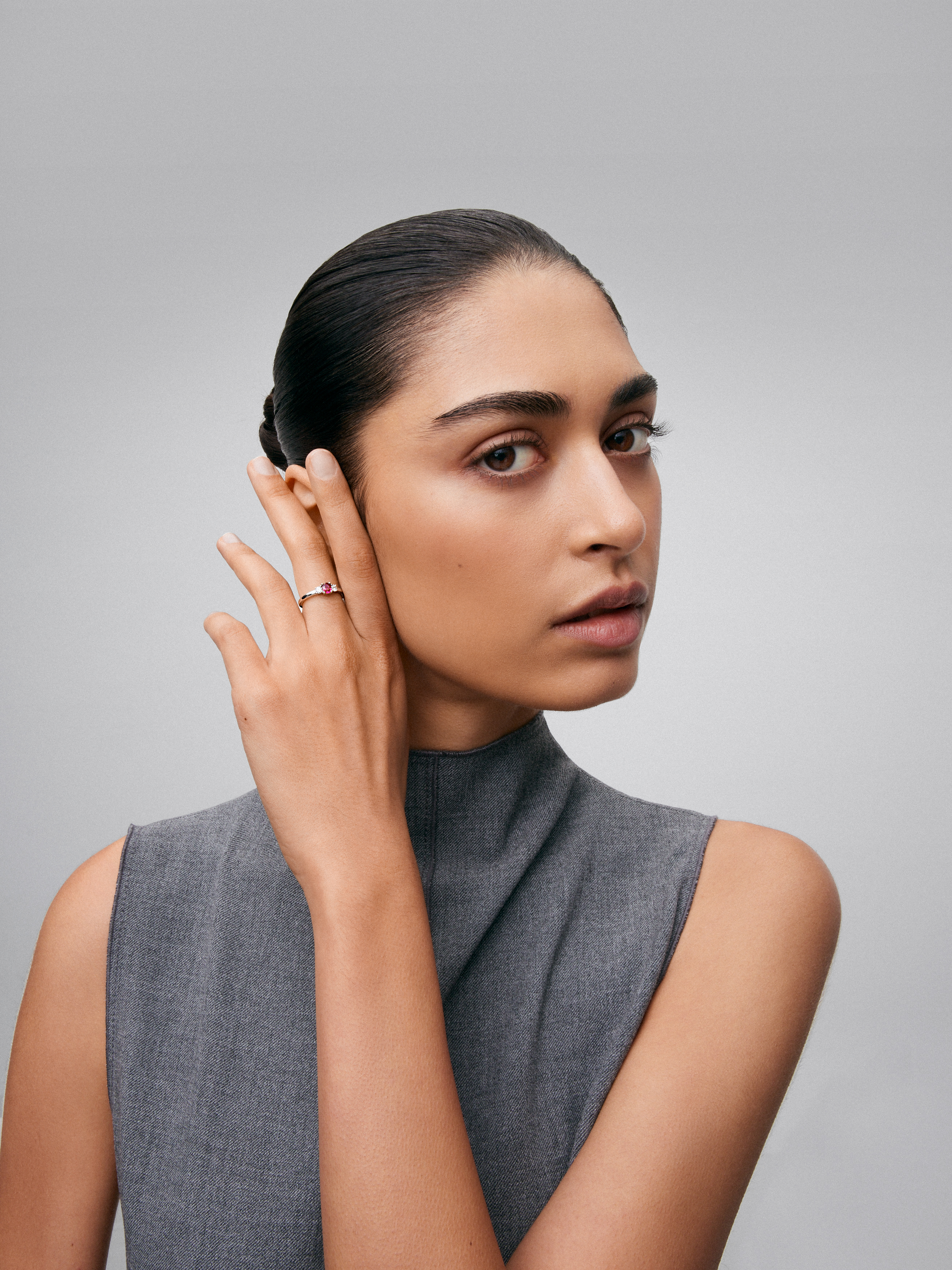 Anillo tipo tresillo de oro blanco de 18K con rubí 0,46 cts y diamantes 0,21 cts