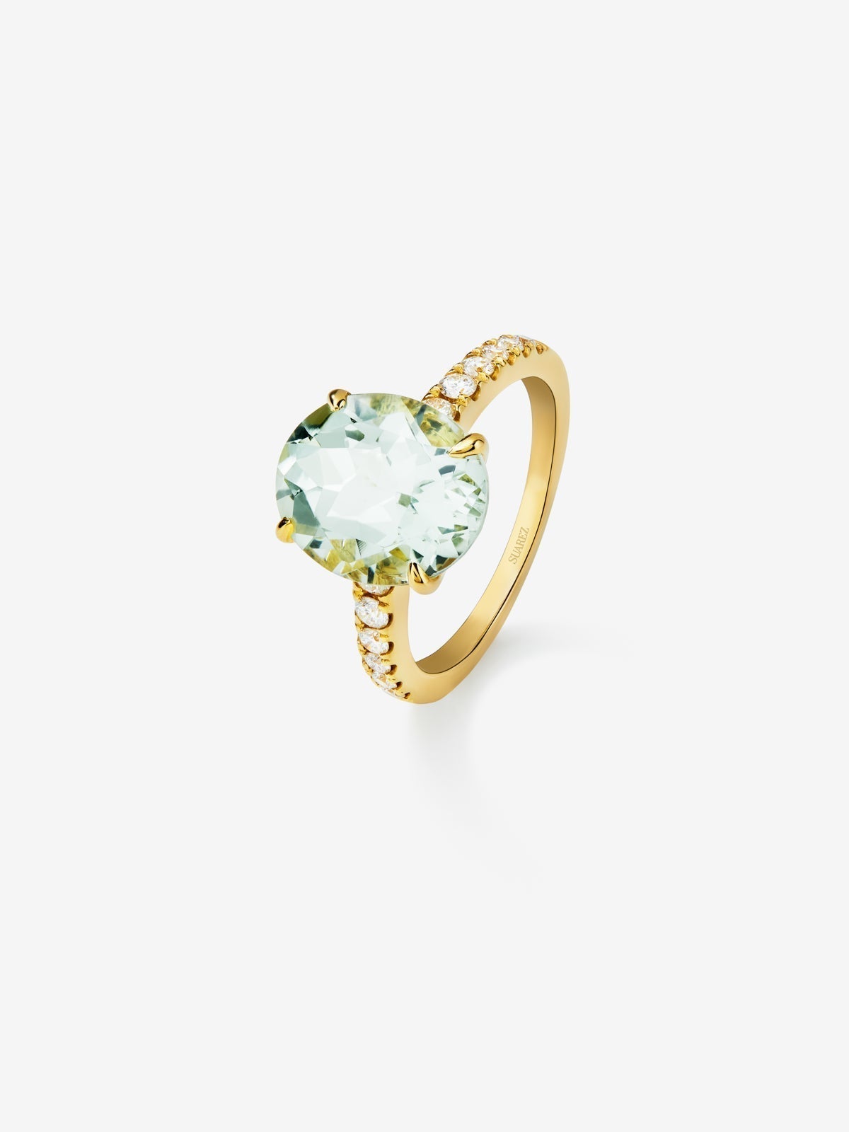 Anillo de oro amarillo de 18K con amatista verde en talla oval de 4,34 cts y 12 diamantes en talla brillante con un total de 0,29 cts