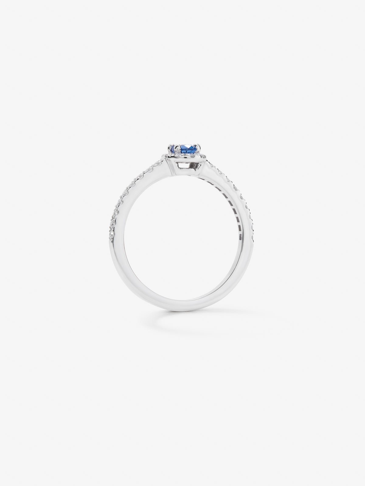 Anillo de oro blanco de 18K con zafiro azul en talla oval de 0,59 cts y 30 diamantes en talla brillante con un total de 0,37 cts