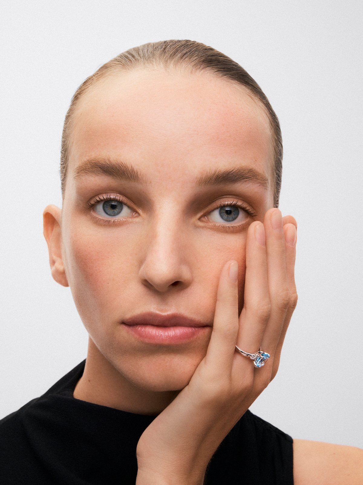 925 silver triple ring with oval-cut sky blue topaz of 3.78 cts and 2 brilliant-cut diamonds with a total of 0.11 cts