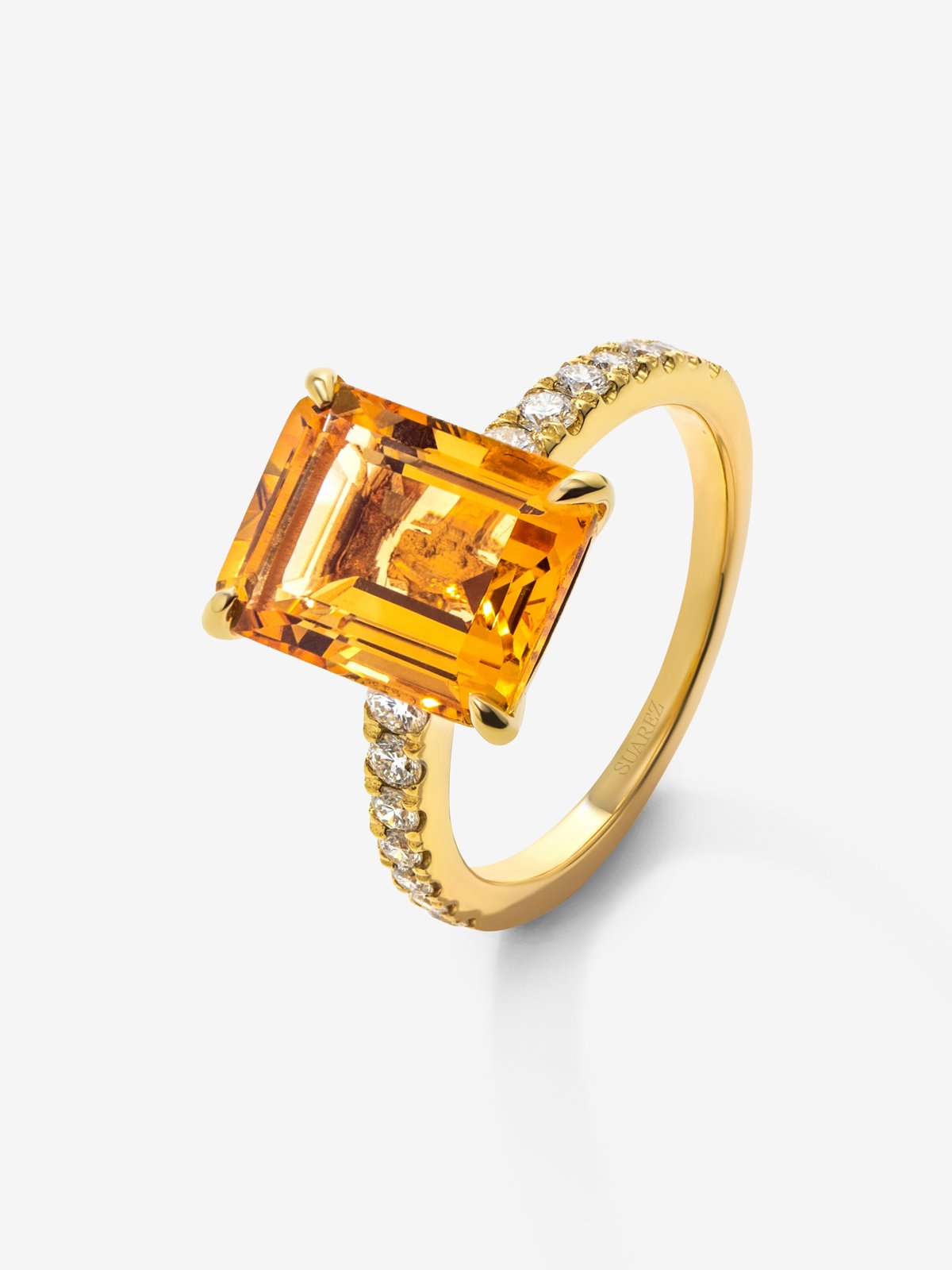 18K yellow gold ring with emerald-cut citrine quartz of 3.7 cts and 14 brilliant-cut diamonds with a total of 0.32 cts