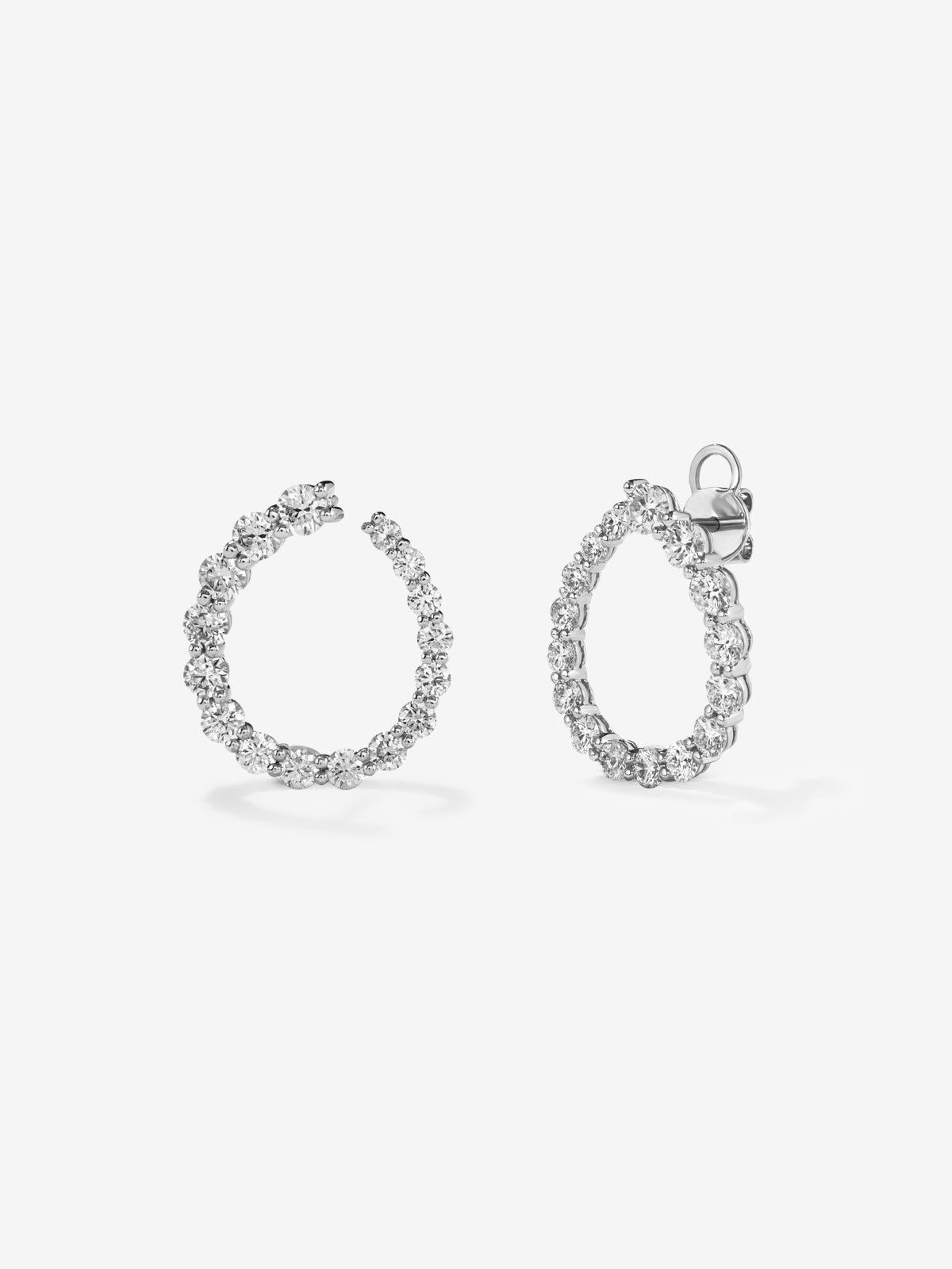 18K white gold hoop earrings with 32 brilliant-cut diamonds with a total of 3.01 cts