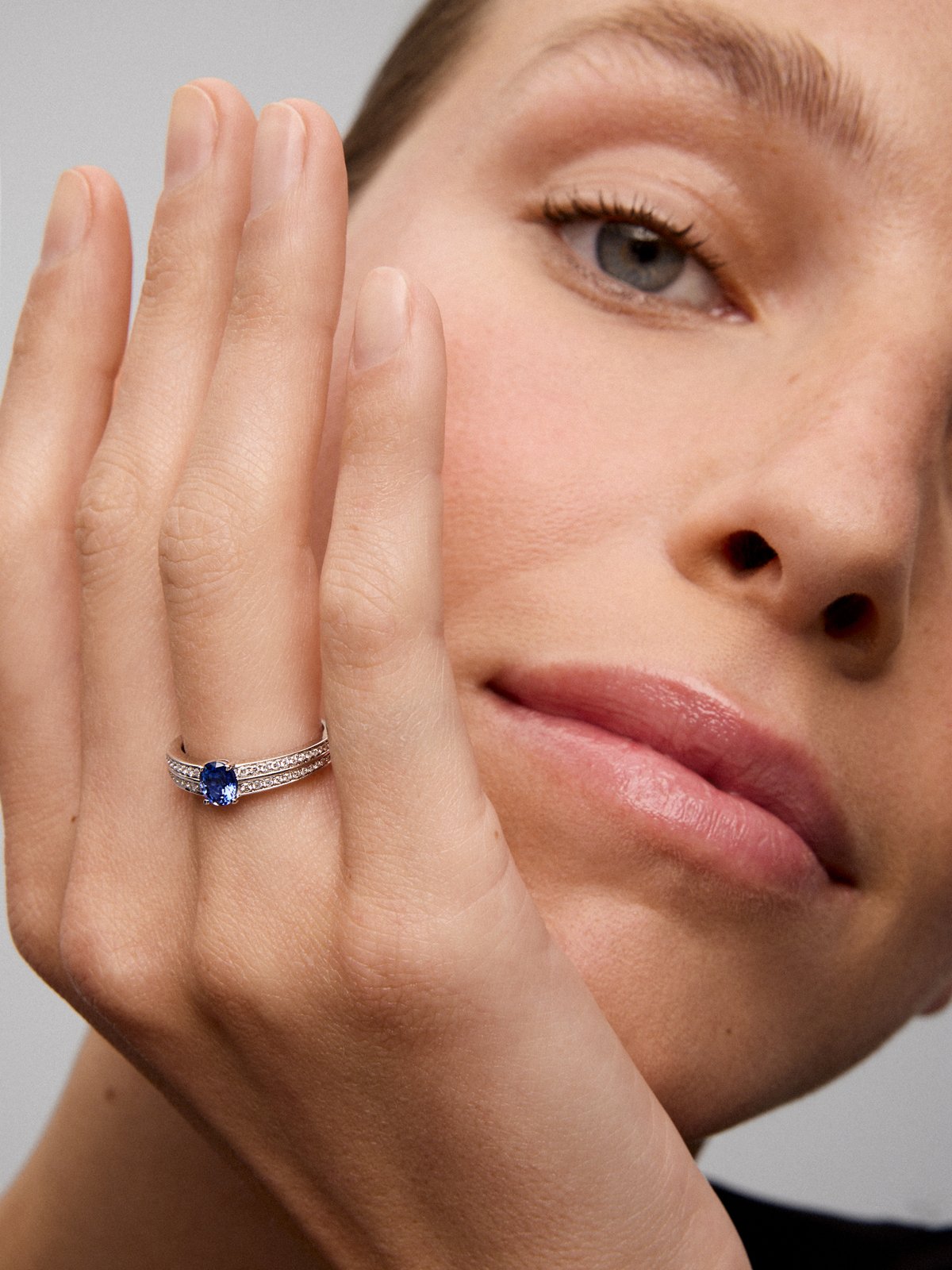 18K white gold ring with vivid blue sapphire in oval cut of 1,292 cts and 32 brilliant cut diamonds with a total of 0.6 cts