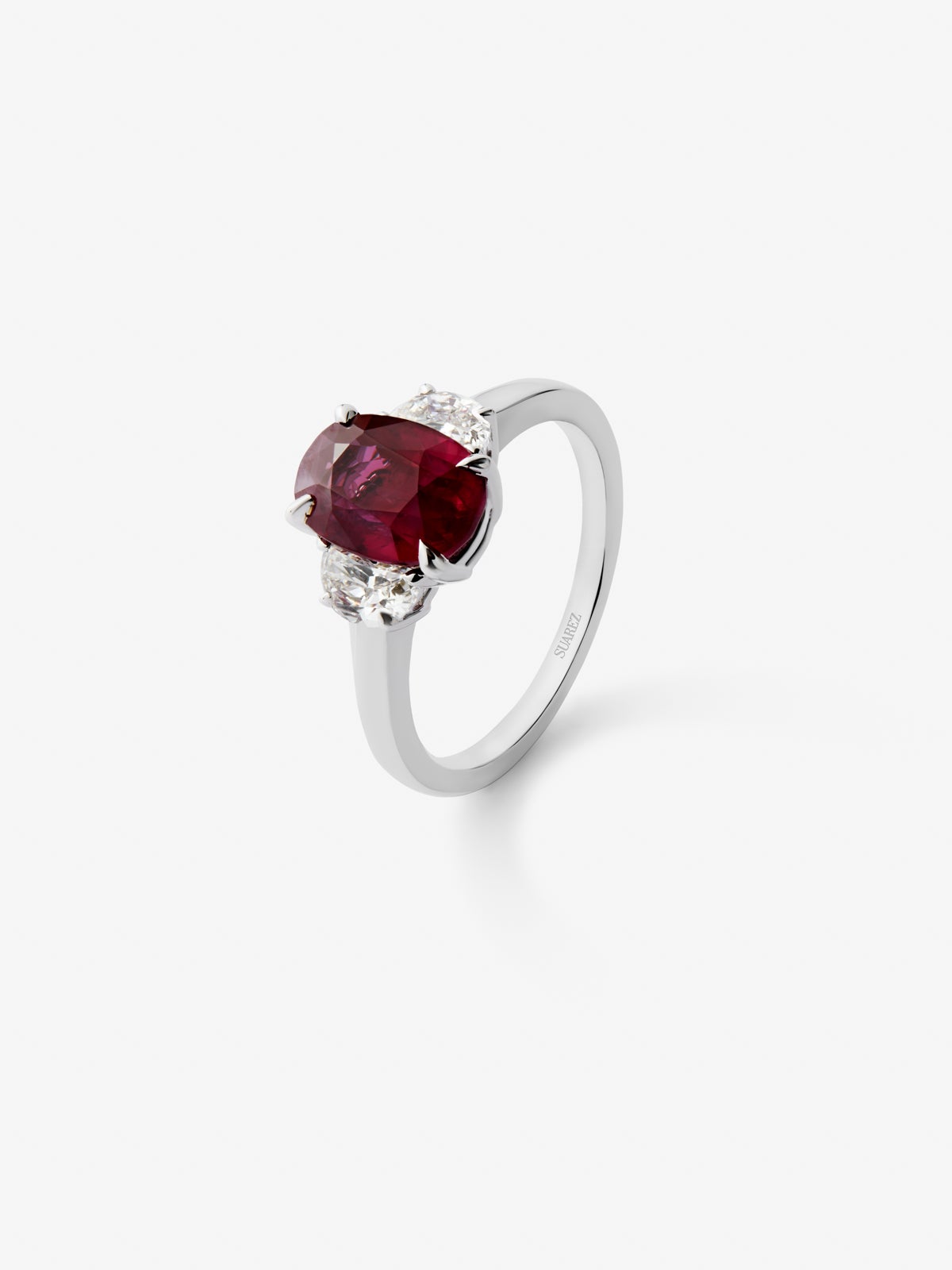 18K white gold triple ring with oval-cut pigeon blood red ruby ​​of 3.03 cts and 2 fancy-cut diamonds with a total of 0.63 cts
