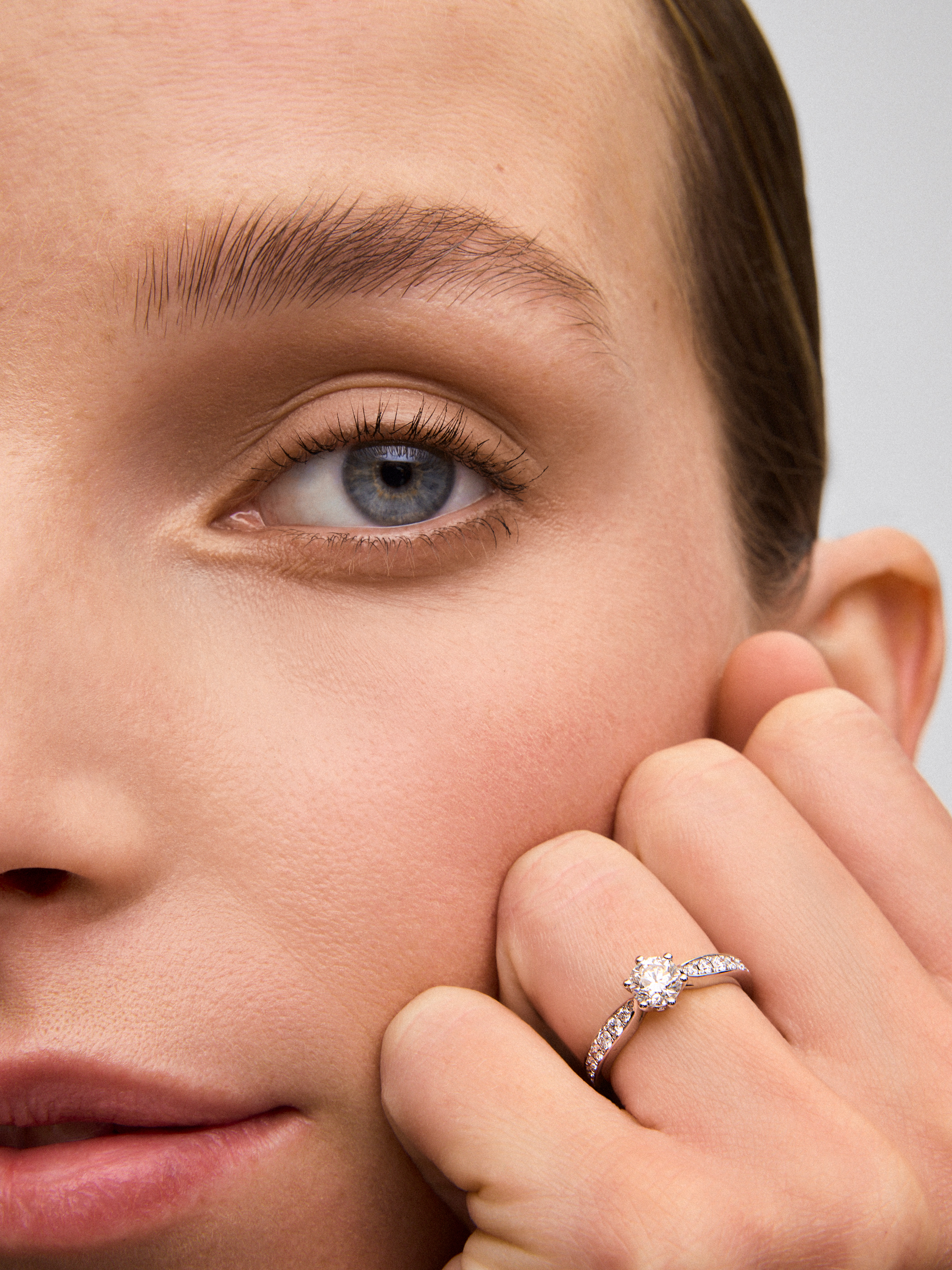 Anillo solitario de oro blanco de 18K con diamante central en talla brillante de 0,70 cts y diamantes en talla brillante con un total de 0,31 cts