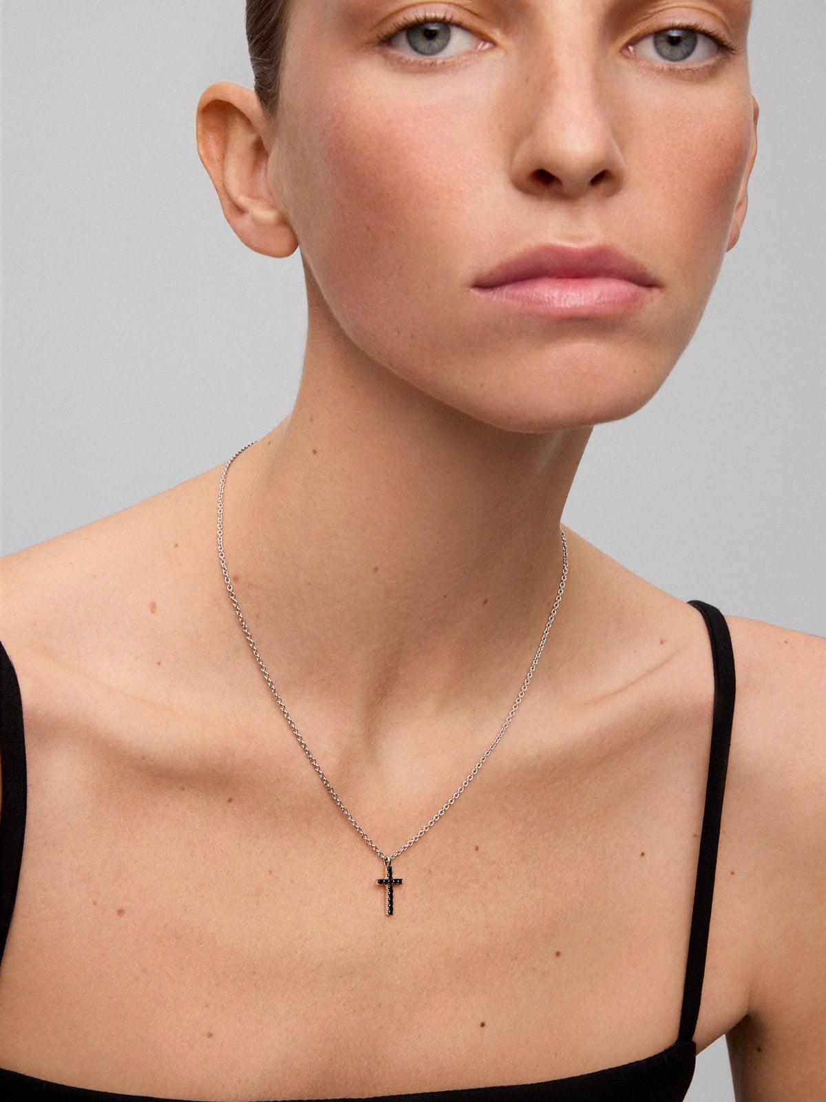 Colgante cadena con cruz fino de plata 925 con espinelas