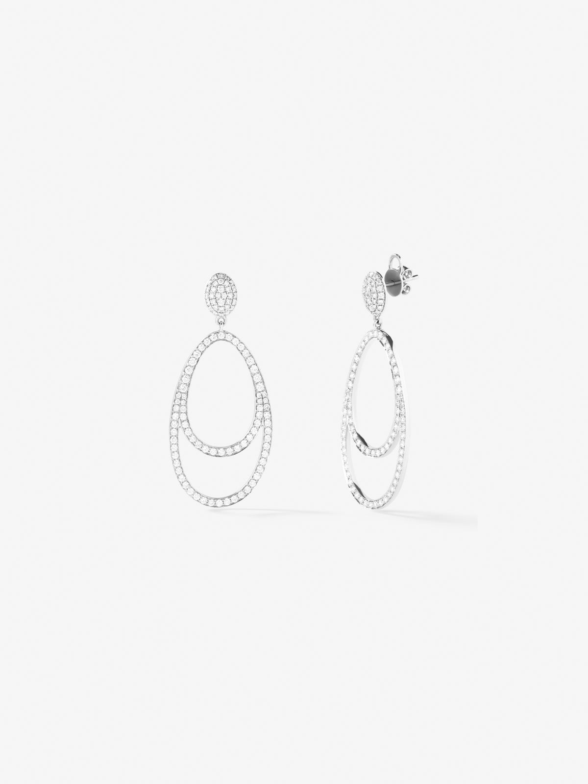 18K white gold earrings with 210 brilliant-cut diamonds with a total of 1.75 cts