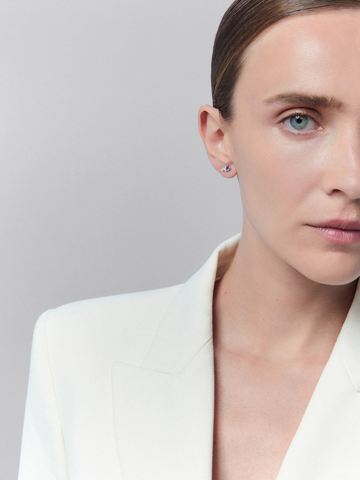 Right individual earring made of 18K white gold with sapphire and diamonds.