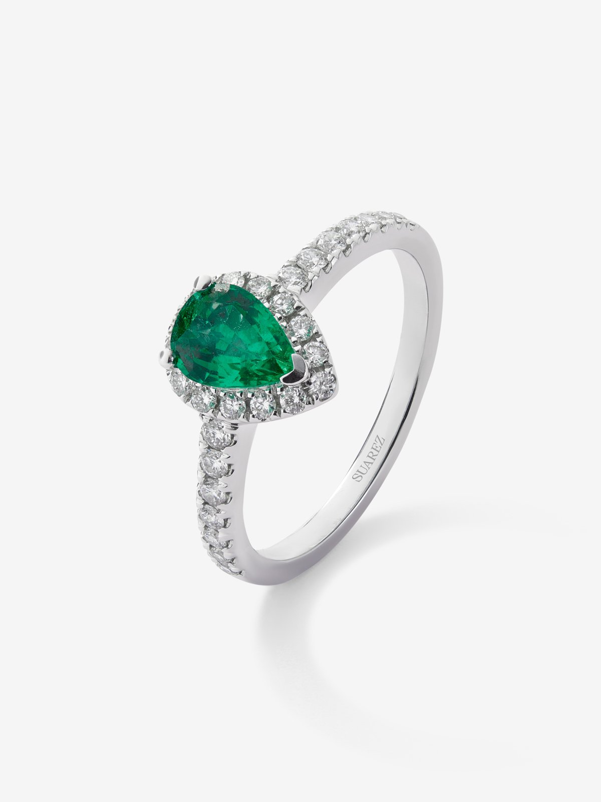 18K white gold ring with pear-cut green emerald of 0.66 cts and brilliant-cut diamonds with a total of 0.34 cts