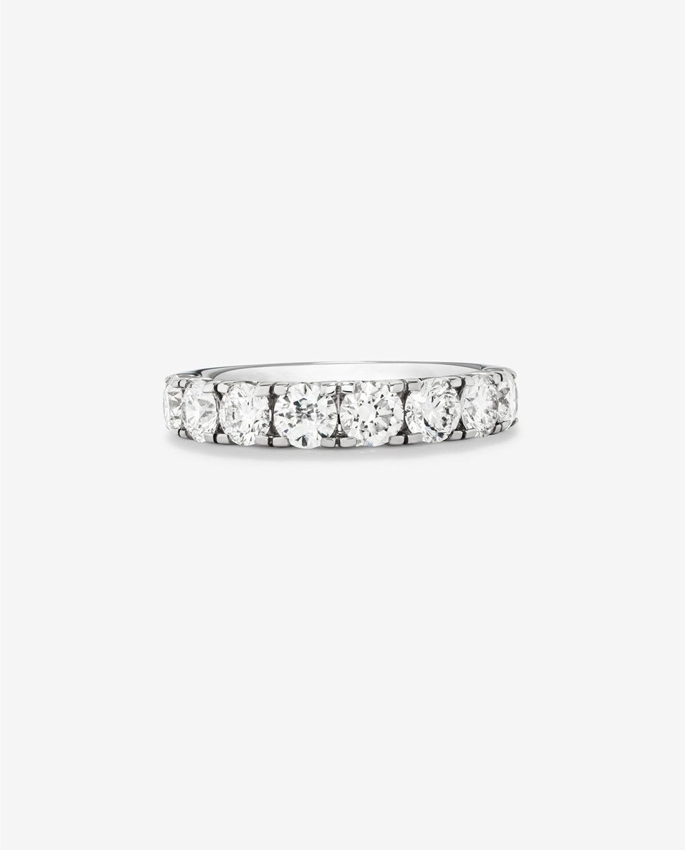 Media alianza de oro blanco de 18K con 9 diamantes en talla brillante con un total de 0,81 cts
