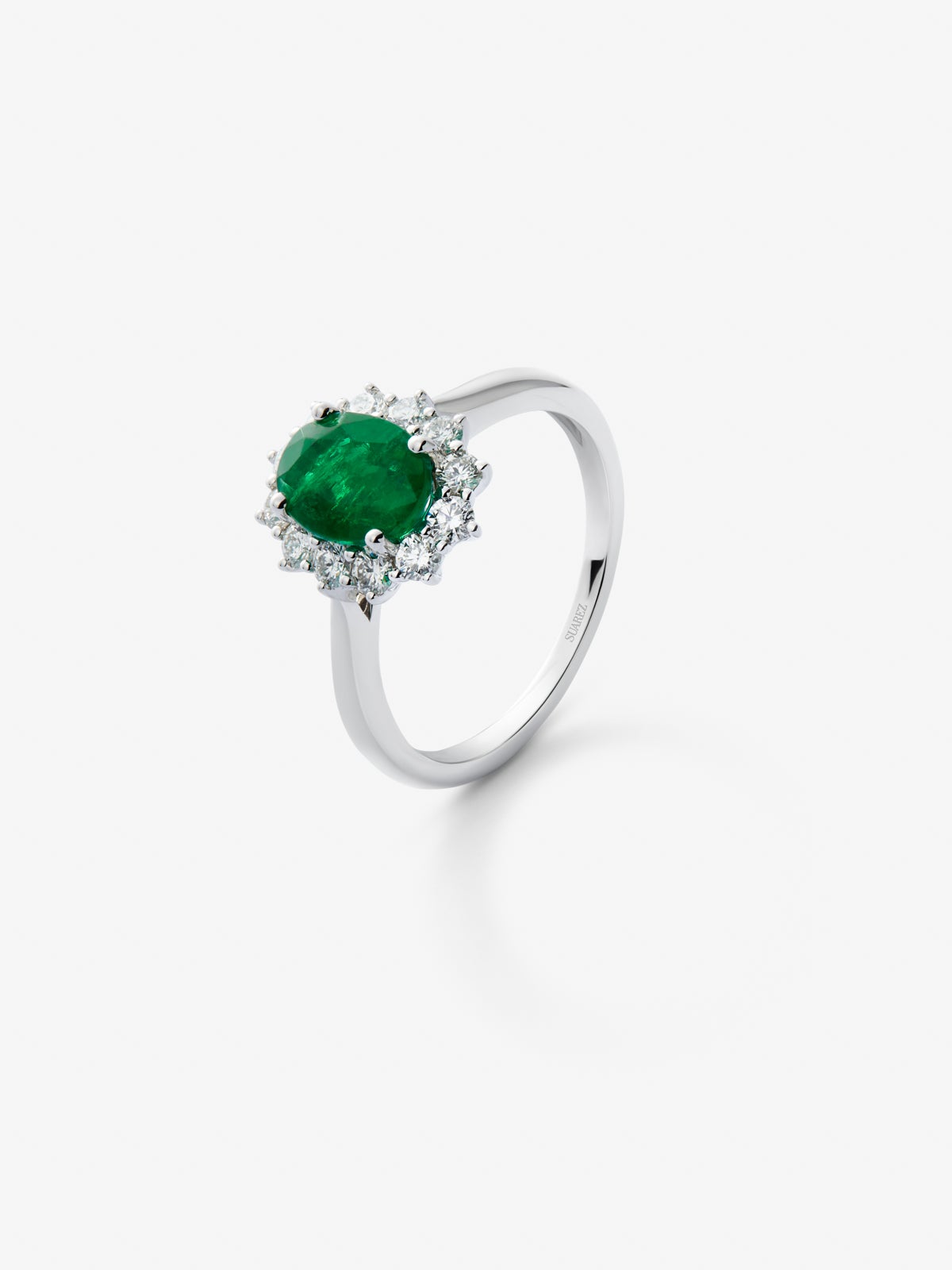 18K white gold ring with oval-cut emerald of 0.77 cts and 12 brilliant-cut diamonds with a total of 0.24 cts