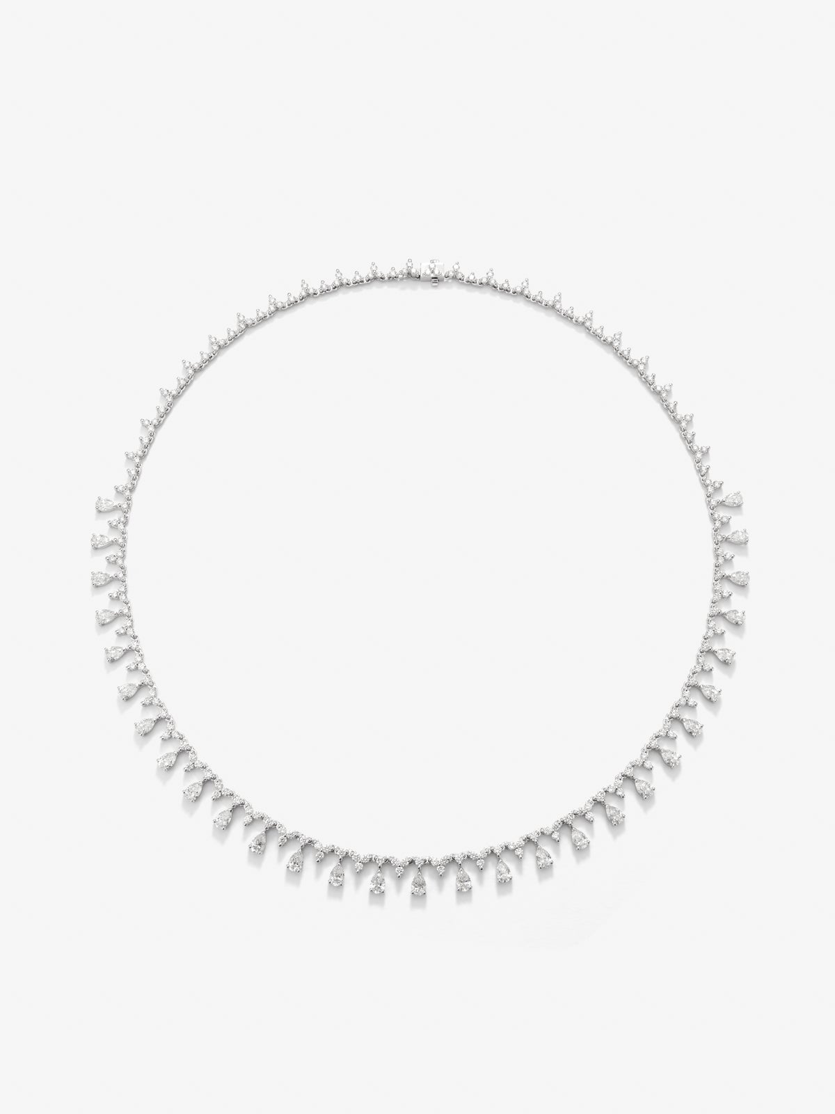 Collar rivière de oro blanco de 18K con 23 diamantes en talla pera con un total de 4,71 cts y 190 diamantes en talla brillante con un total de 5,57 cts