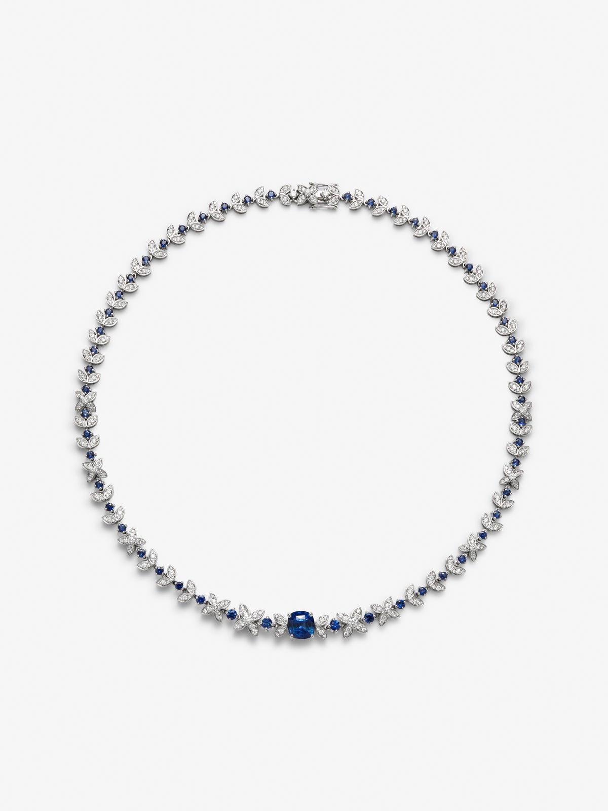 Collar de oro blanco de 18K con zafiro azul cornflower en talla cushion de 3,51 cts, zafiros azules en talla brillante de 4,32 cts y diamantes en talla brillante de 3,58 cts