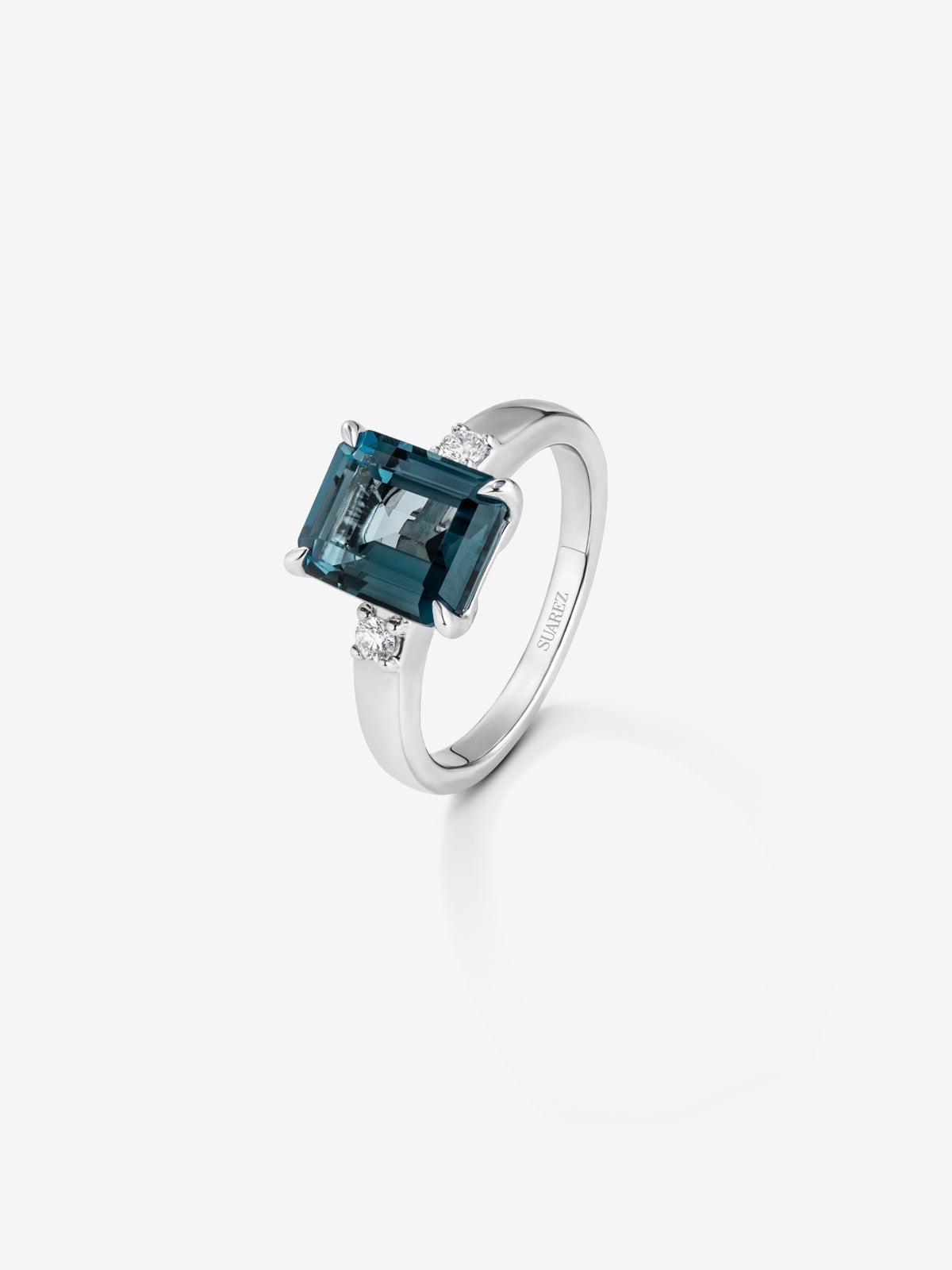 925 silver ring with emerald-cut London blue topaz of 3.74 cts and 2 brilliant-cut diamonds with a total of 0.09 cts