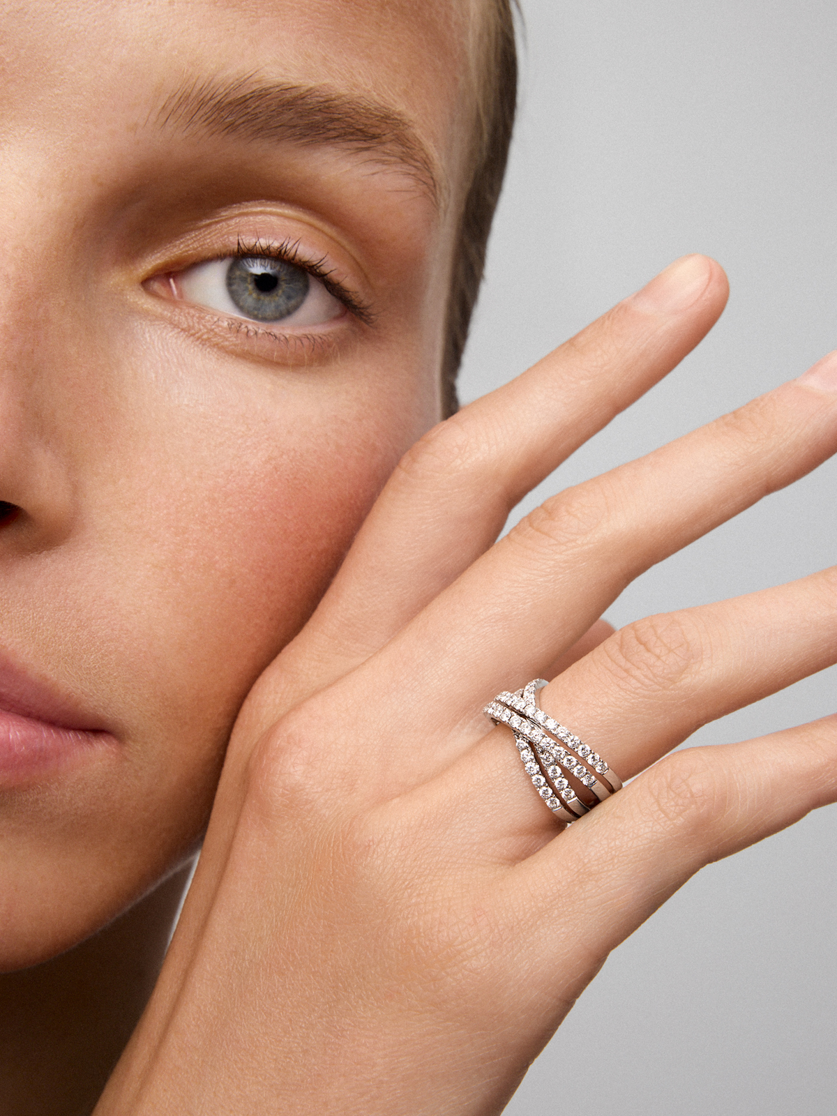 Anillo multibrazo cruzado de oro blanco de 18K con 52 diamantes en talla brillante con un total de 1,12 cts