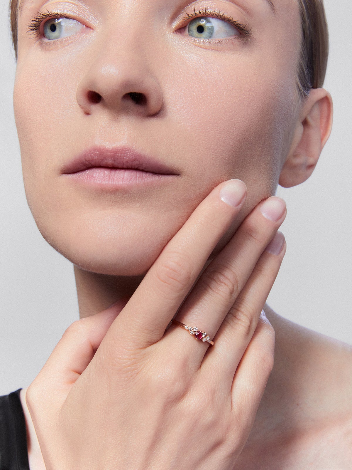 18K rose gold ring with brilliant cut ruby ​​of 0.21 cts and 7 brilliant cut diamonds with a total of 0.1 cts