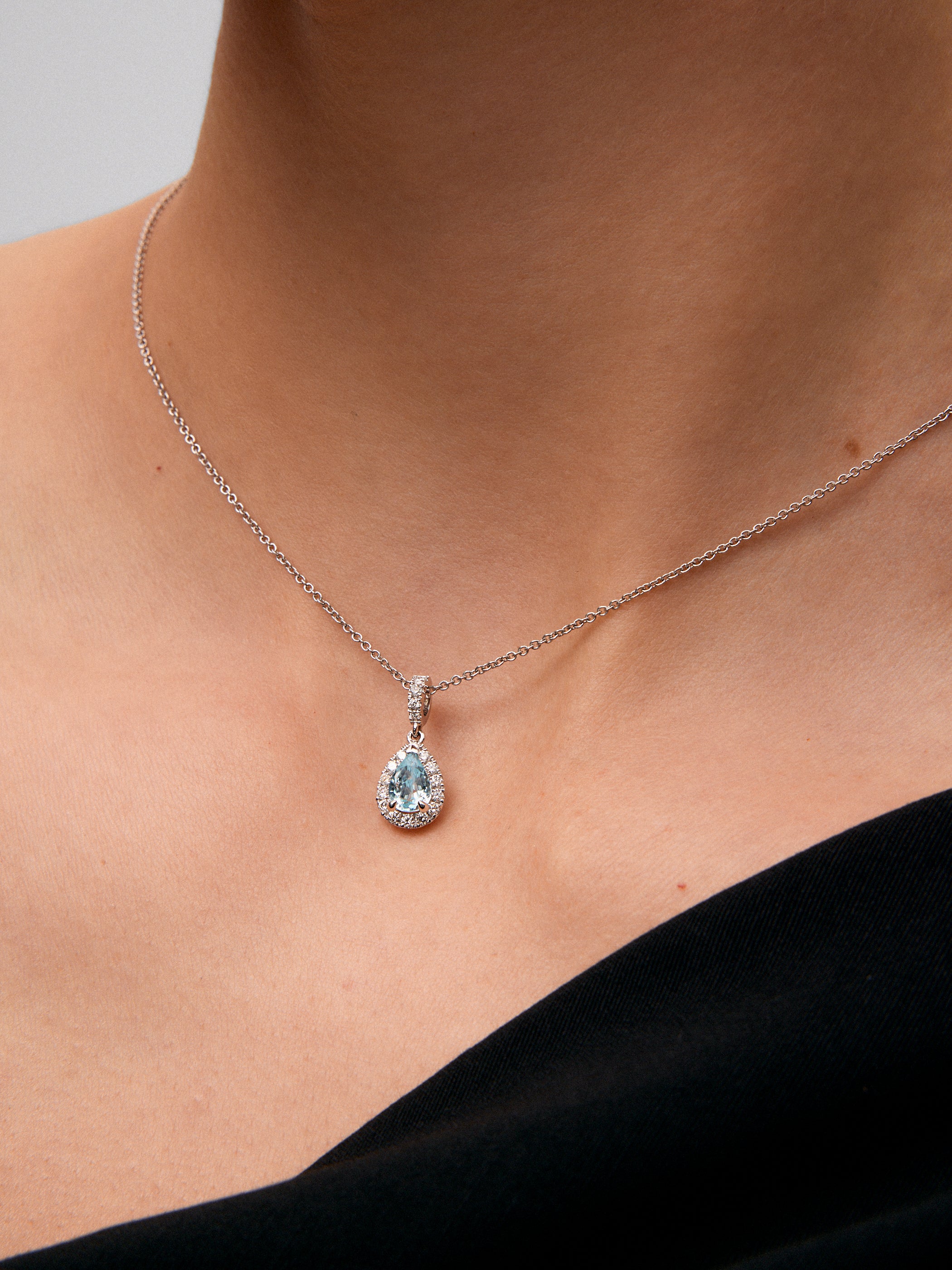 18K white gold pendant chain with topaz