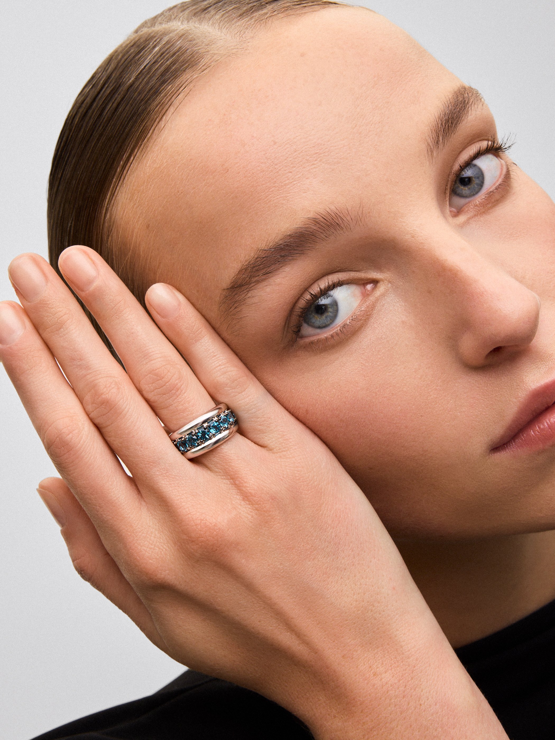 925 silver ring with brilliant cut London blue topaz pave