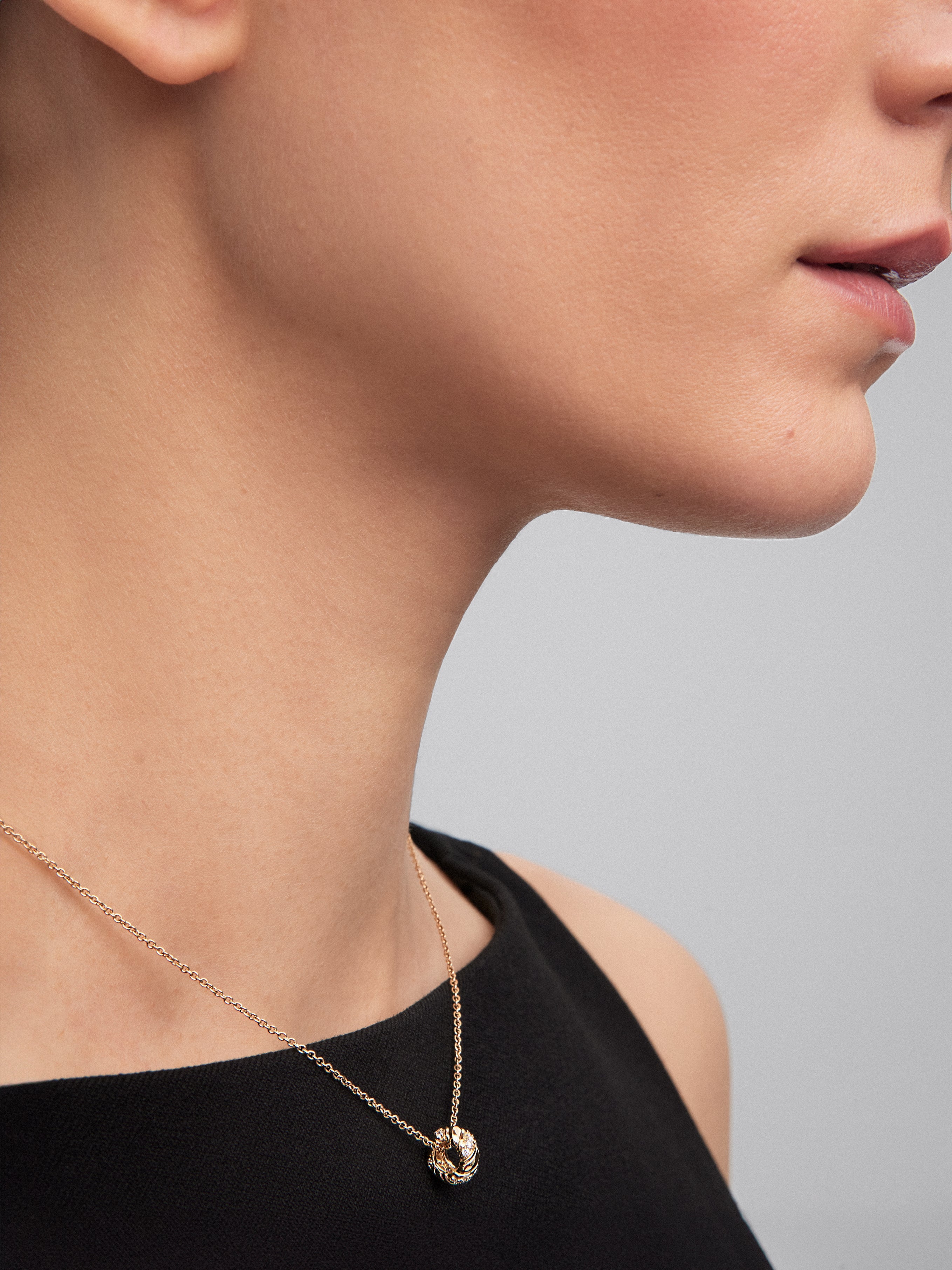 Colgante de oro amarillo de 18K con diamantes blancos en talla brillante de 0,18 cts