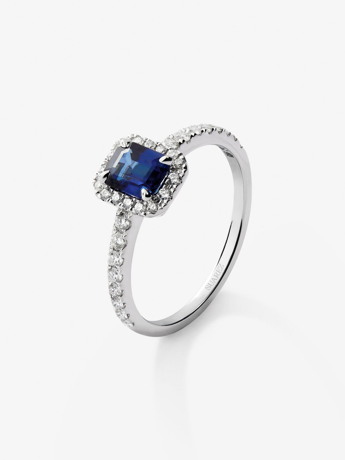 Anillo de oro blanco de 18K con zafiro azul en talla octogonal de 0,91 cts y 30 diamantes en talla brillante con un total de 0,26 cts 