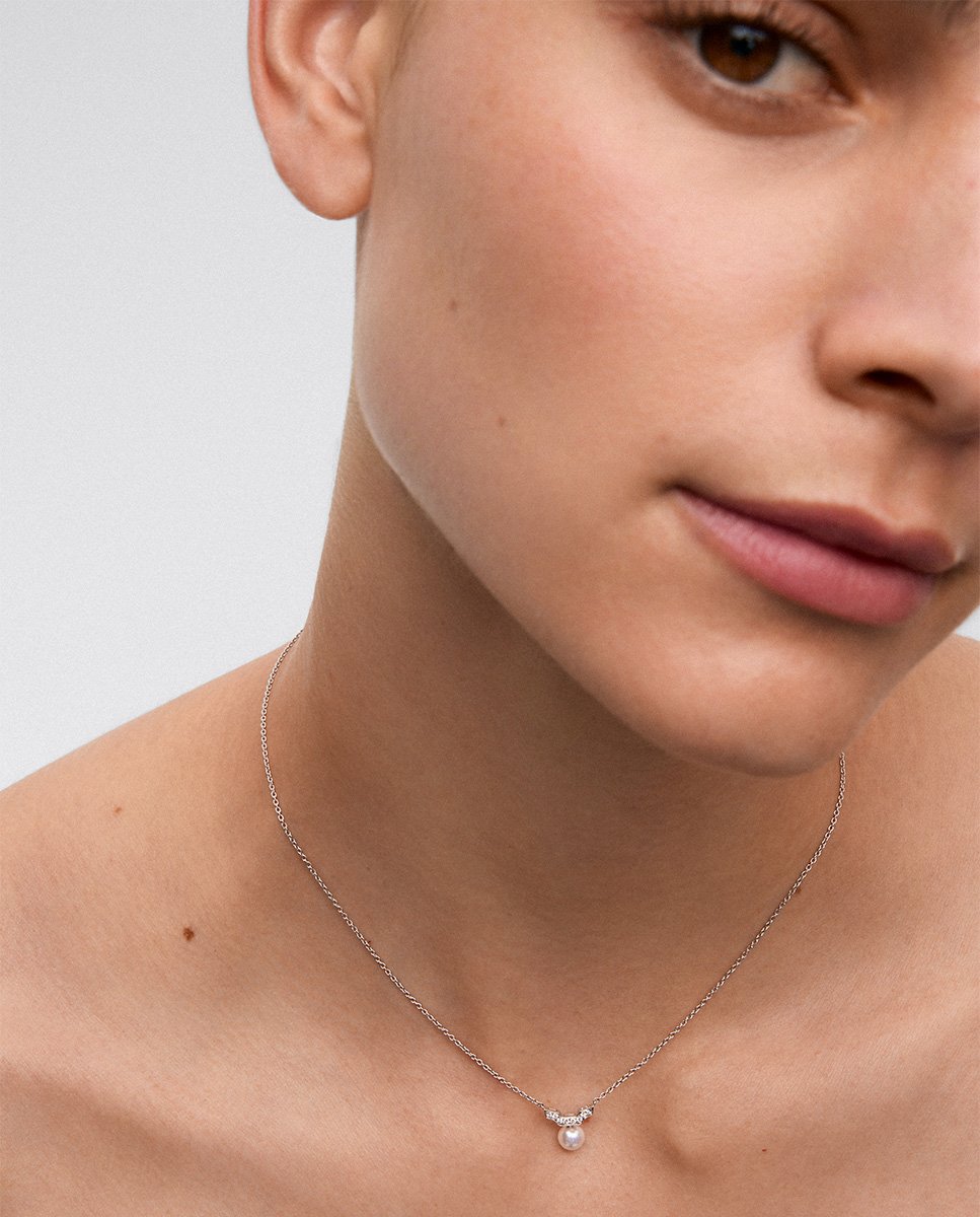 Colgante cadena de oro blanco de 18k con perla Akoya y diamantes
