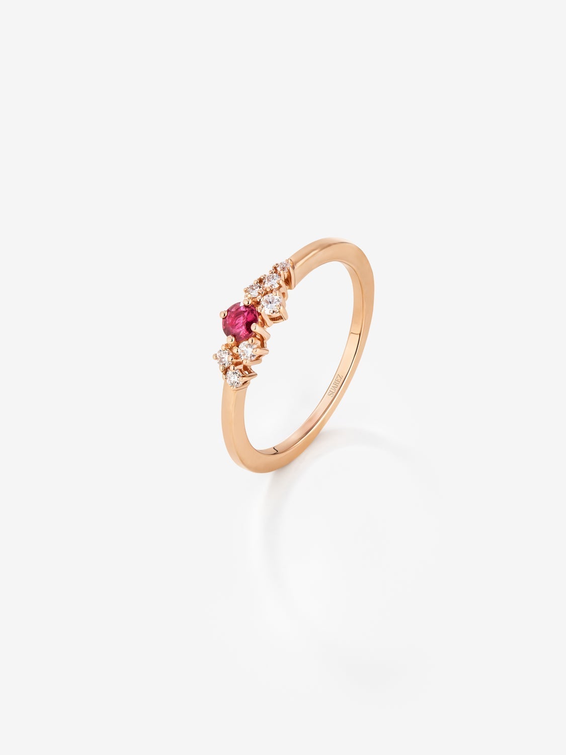 Anillo de oro rosa de 18K con rubí en talla brillante de 0,21 cts y 7 diamantes en talla brillante con un total de 0,1 cts