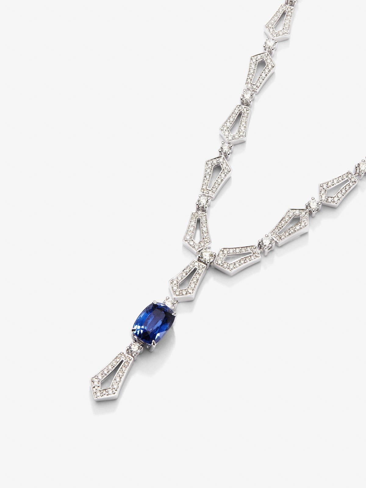 18K white gold necklace with cushion-cut blue sapphire of 3.17 cts and 513 brilliant-cut diamonds with a total of 4.13 cts