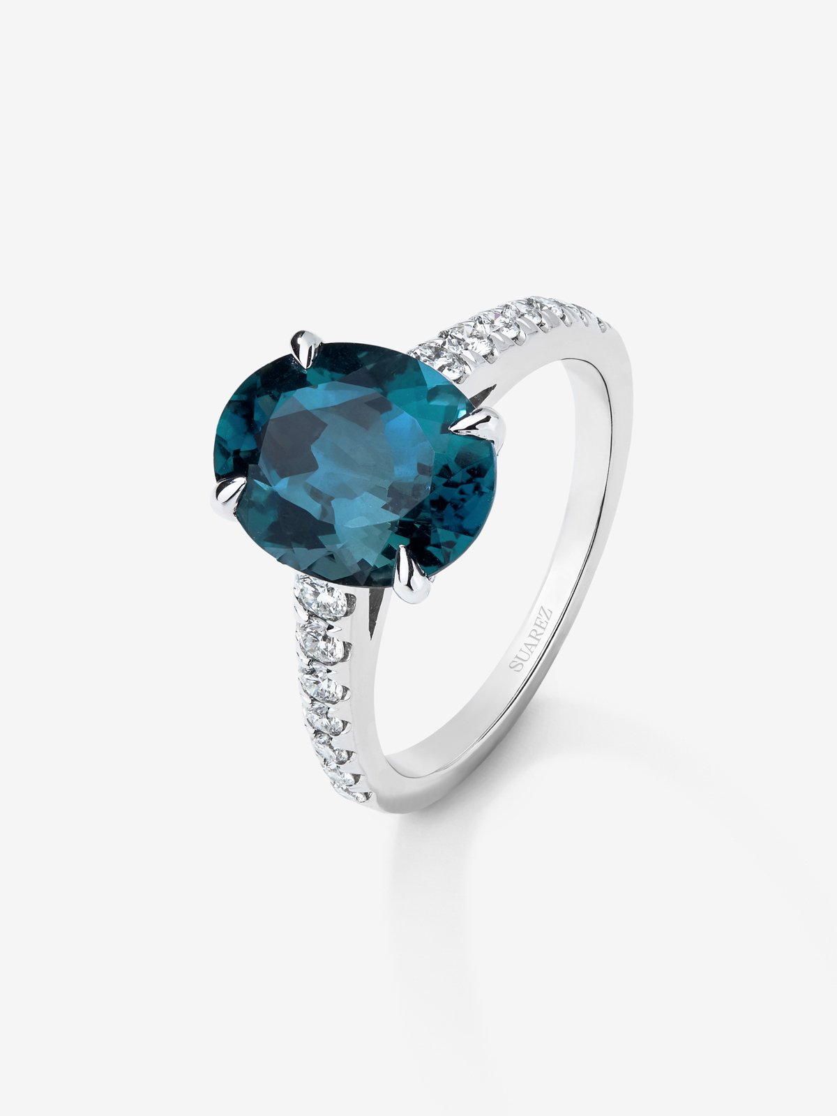 18K white gold ring with oval-cut London blue topaz of 4.25 cts and 14 brilliant-cut diamonds with a total of 0.32 cts