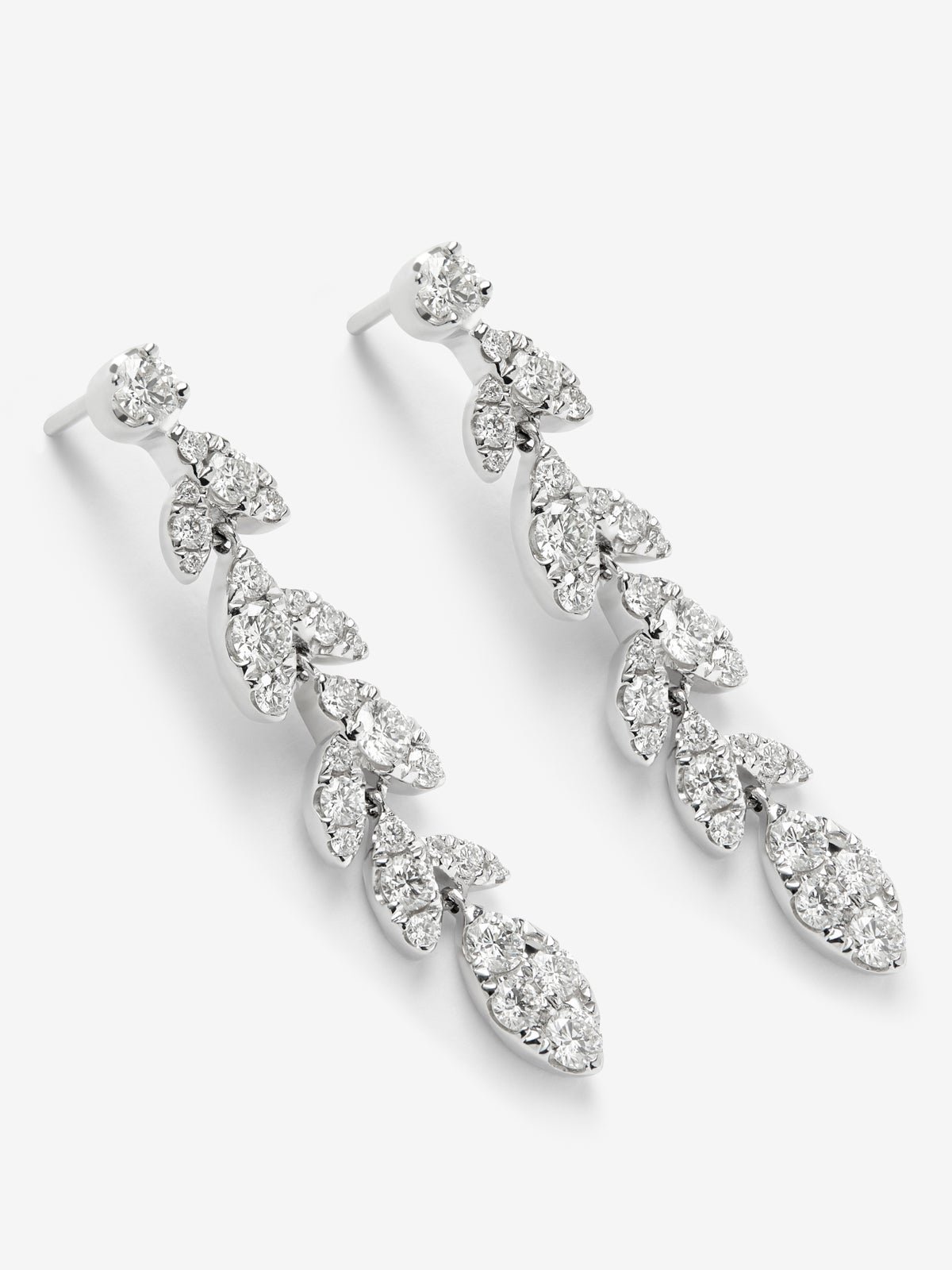 Pendientes de oro blanco de 18K con 58 diamantes en talla brillante con un total de 1,48 cts