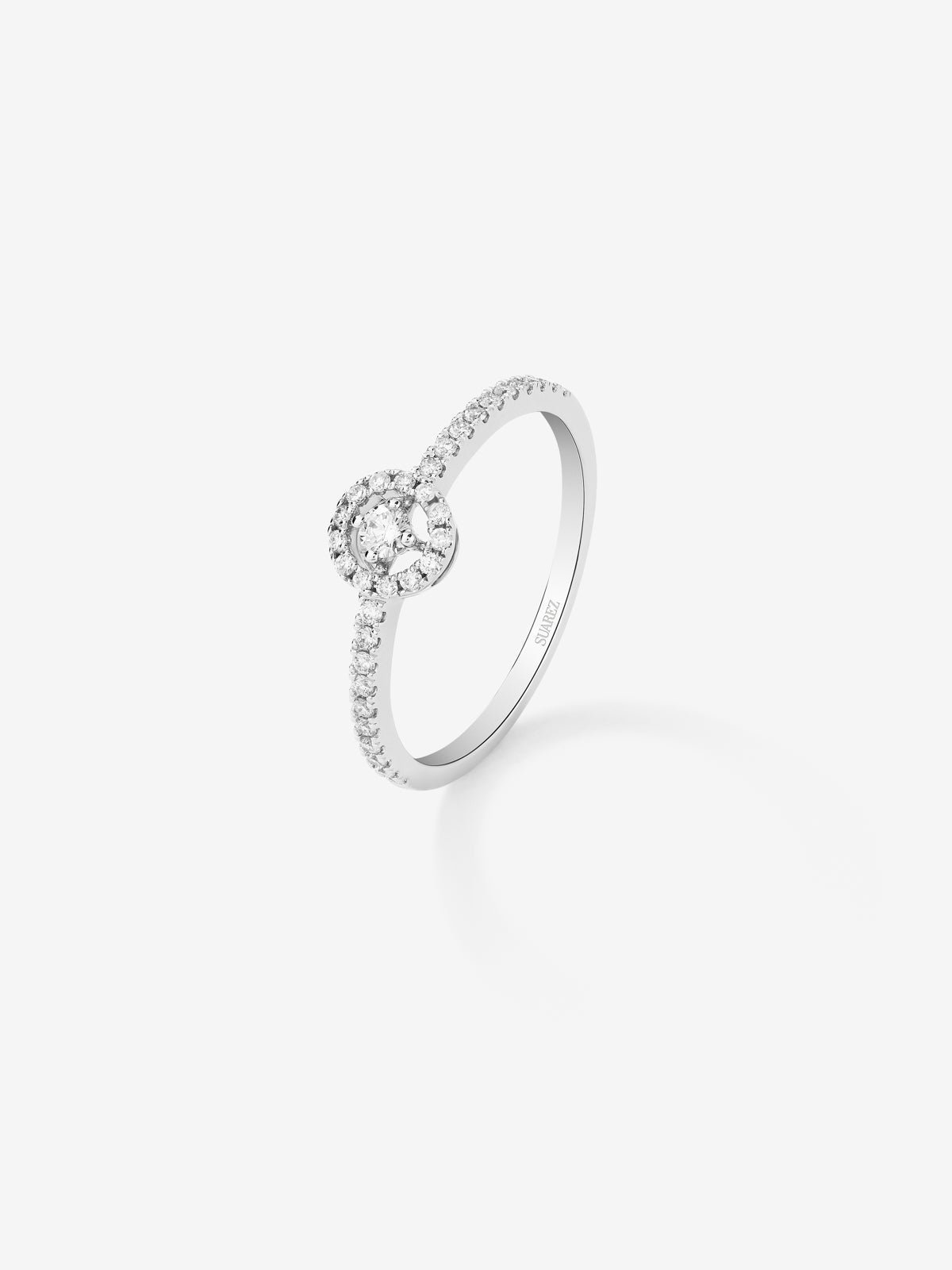 18K white gold ring with central brilliant-cut diamond of 0.06 cts and border and arm of 33 brilliant-cut diamonds with a total of 0.18 cts