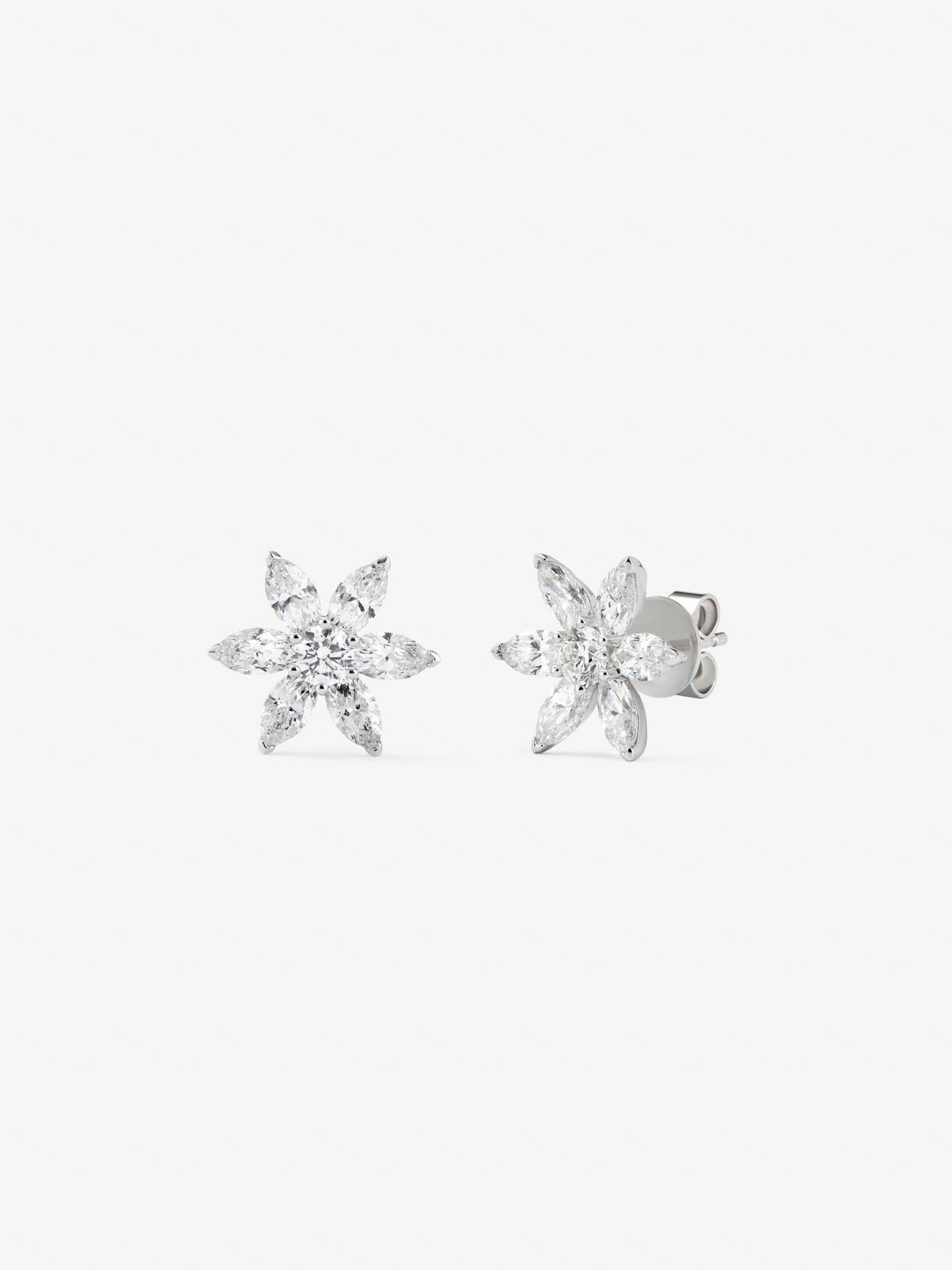 18K white gold earrings with 2 brilliant-cut diamonds with a total of 0.35 cts and 12 marquise-cut diamonds with a total of 1.9 cts