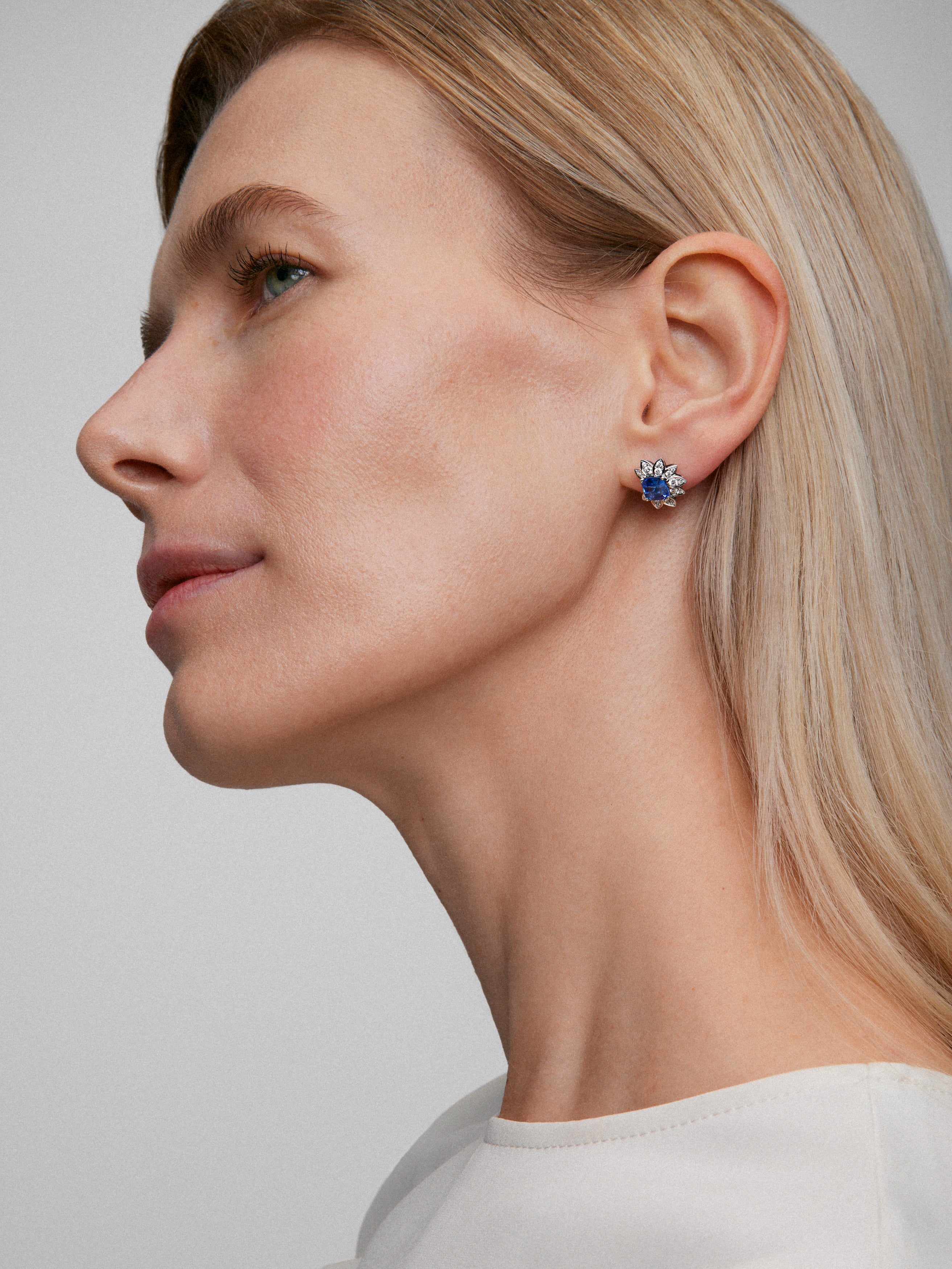 Pendientes de oro blanco de 18K con zafiros azules en talla octogonal de 2,66 cts y diamantes blancos en talla brillante de 0,45 cts