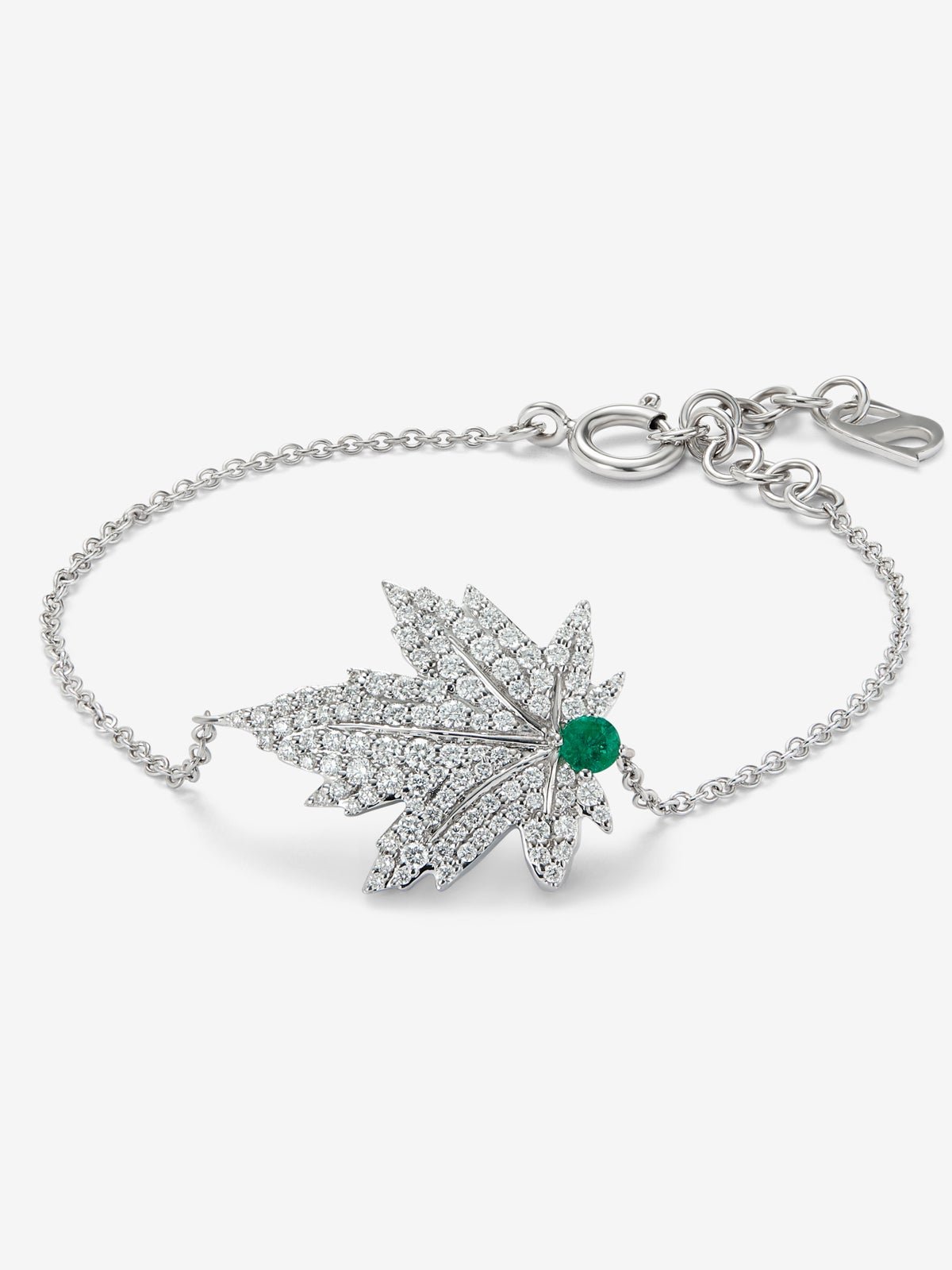 Pulsera de oro blanco de 18K con esmeralda central de 0,1 cts, pavé de diamantes y forma de hoja de arce