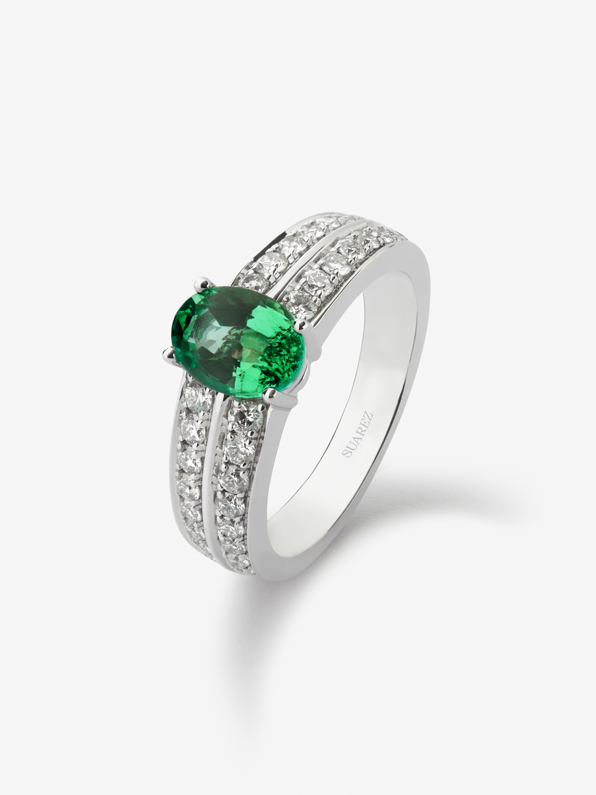 Anillo de oro blanco de 18K con esmeralda en talla oval de 1,188 cts y 32 diamantes en talla brillante con un total de 0,62 cts