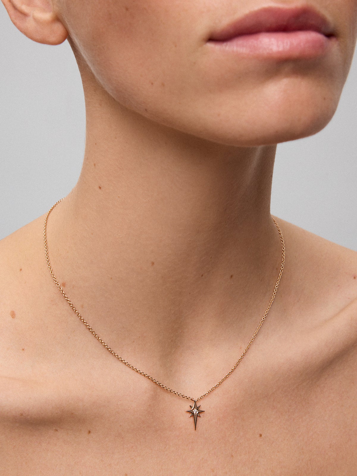 Colgante cadena con estrella de oro rosa de 18K con diamante
