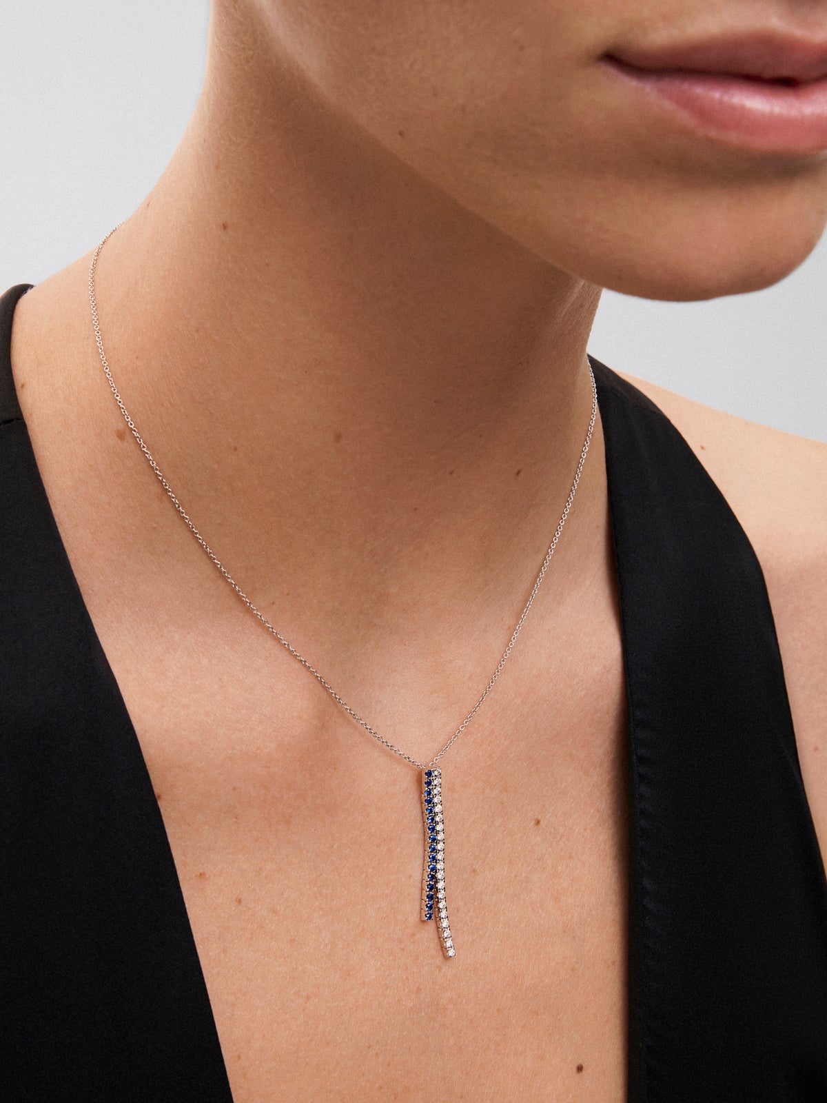 18K white gold necklace with white diamonds and blue sapphires