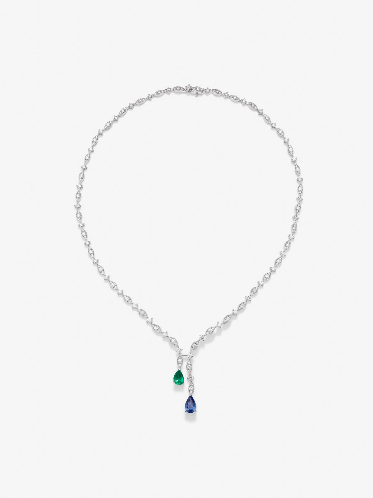 Collar de oro blanco de 18K con zafiro azul intenso en talla pera de 1,76 cts, esmeralda verde en talla pera de 0,96 cts y diamantes en talla brillante de 6,48 cts