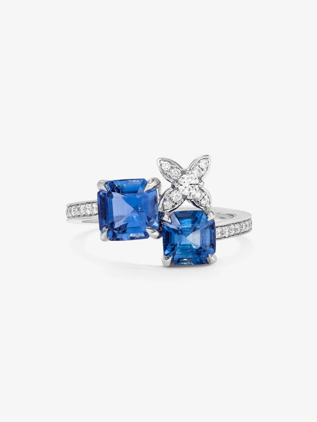 Anillo de oro blanco de 18K con 2 zafiros azules en talla octogonal con un total de 1,09 cts y 17 diamantes en talla brillante con un total de 0,16 cts