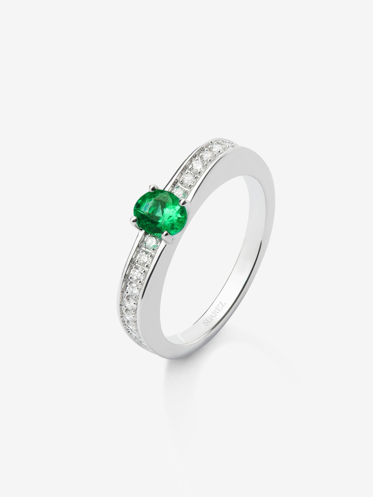 18K white gold ring with oval-cut emerald of 0.39 cts and 22 brilliant-cut diamonds with a total of 0.16 cts