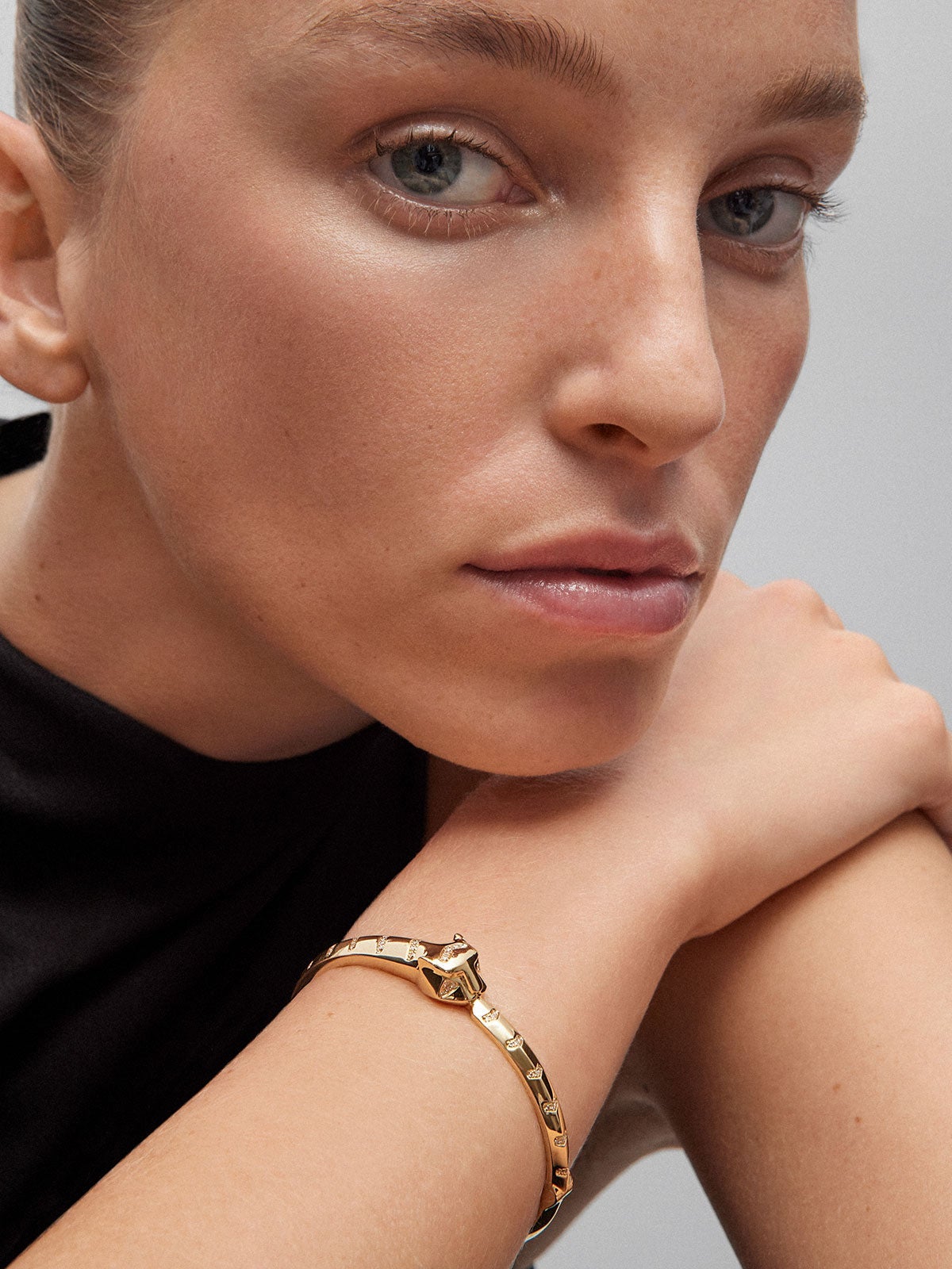Pulsera rígida de oro amarillo de 18K con 61 diamantes en talla brillante con un total de 0,23 cts y forma de tigre