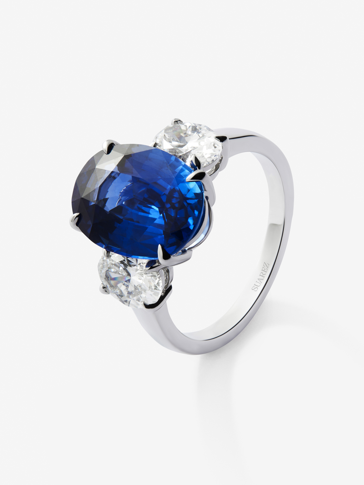 18K white gold triple ring with oval-cut blue sapphire of 6.02 cts and 2 oval-cut diamonds with a total of 1.4 cts
