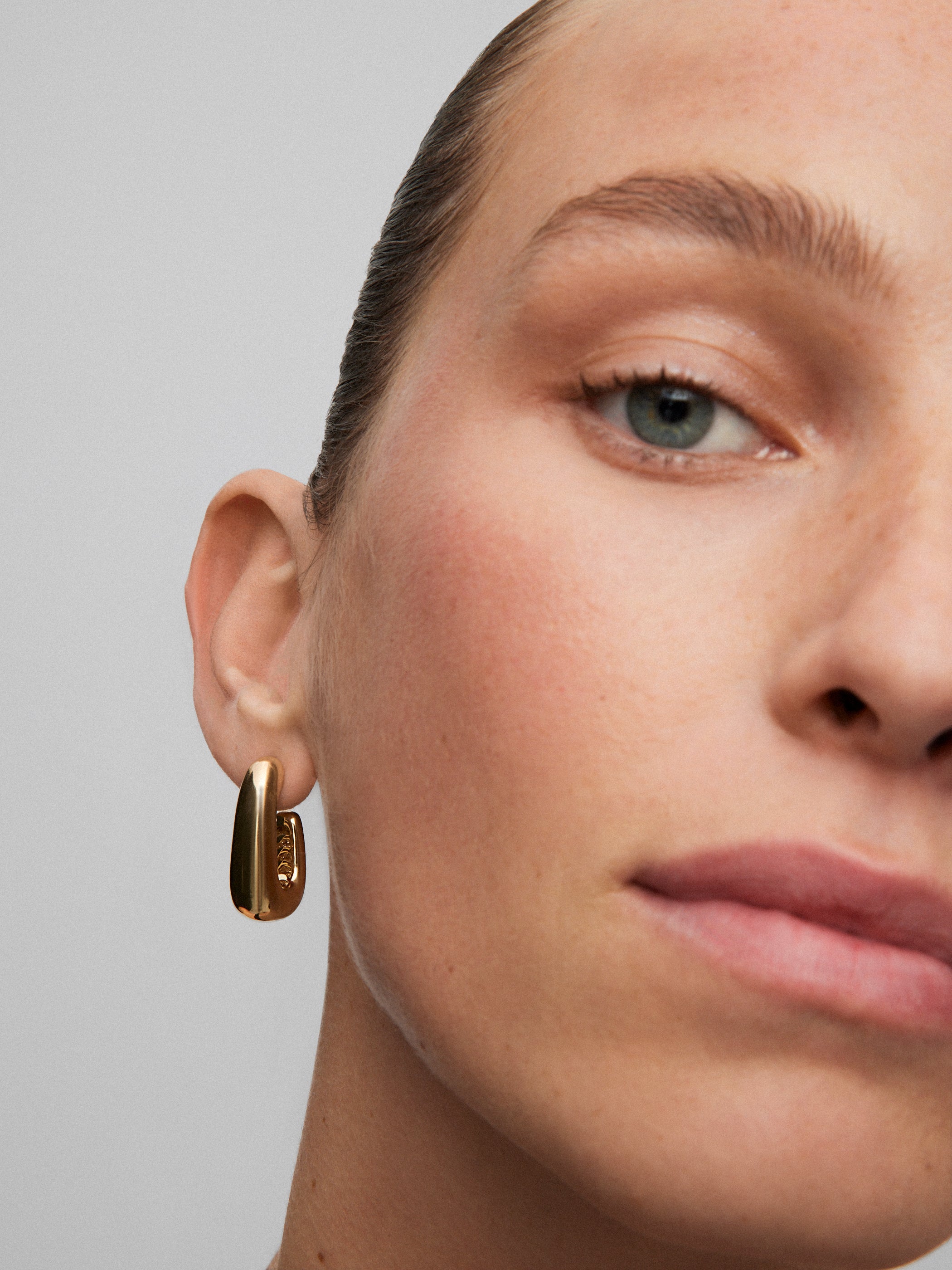 Pendientes grandes de aro de oro amarillo de 18K con diamantes en talla brillante de 0,05 cts